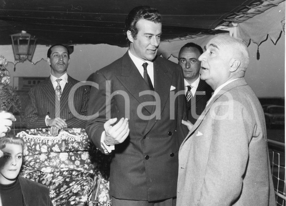 1955 SANREMO Massimo SERATO con Angelo RIZZOLI sul suo yacht - Foto 24x18 1955Fotografia vintage rara d'epoca.Timbro archivio Publifoto Genova al verso.FORMATO: 24x18 cm CONDIZIONI: FAIR (lieve increspatura e difetti di stampa)ICHARTA mette in vendita le stampe vintage della collezione Publifoto Genova, per la maggior parte inedita o in tiratura di pochi esemplari. Si tratta di un'ottima opportunit&agrave; di investimento per i collezionisti di fotografie d'epoca.    originale e autentica 1