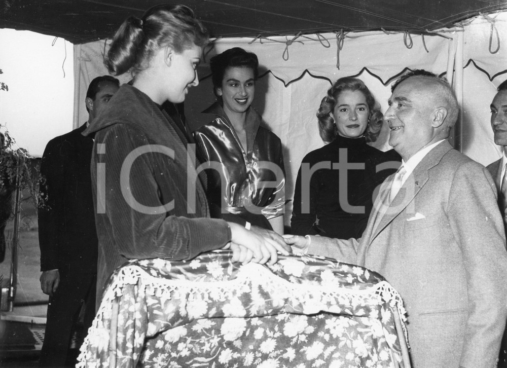 1955 SANREMO Angelo RIZZOLI a un ricevimento sul suo yacht (1) Foto 24x18 cm 1955Fotografia vintage rara d'epoca.Timbro archivio Publifoto Genova al verso.FORMATO: 24x18 cm CONDIZIONI: FAIR (lieve increspatura e difetti di stampa)ICHARTA mette in vendita le stampe vintage della collezione Publifoto Genova, per la maggior parte inedita o in tiratura di pochi esemplari. Si tratta di un'ottima opportunit&agrave; di investimento per i collezionisti di fotografie d'epoca.    originale e autentica 1