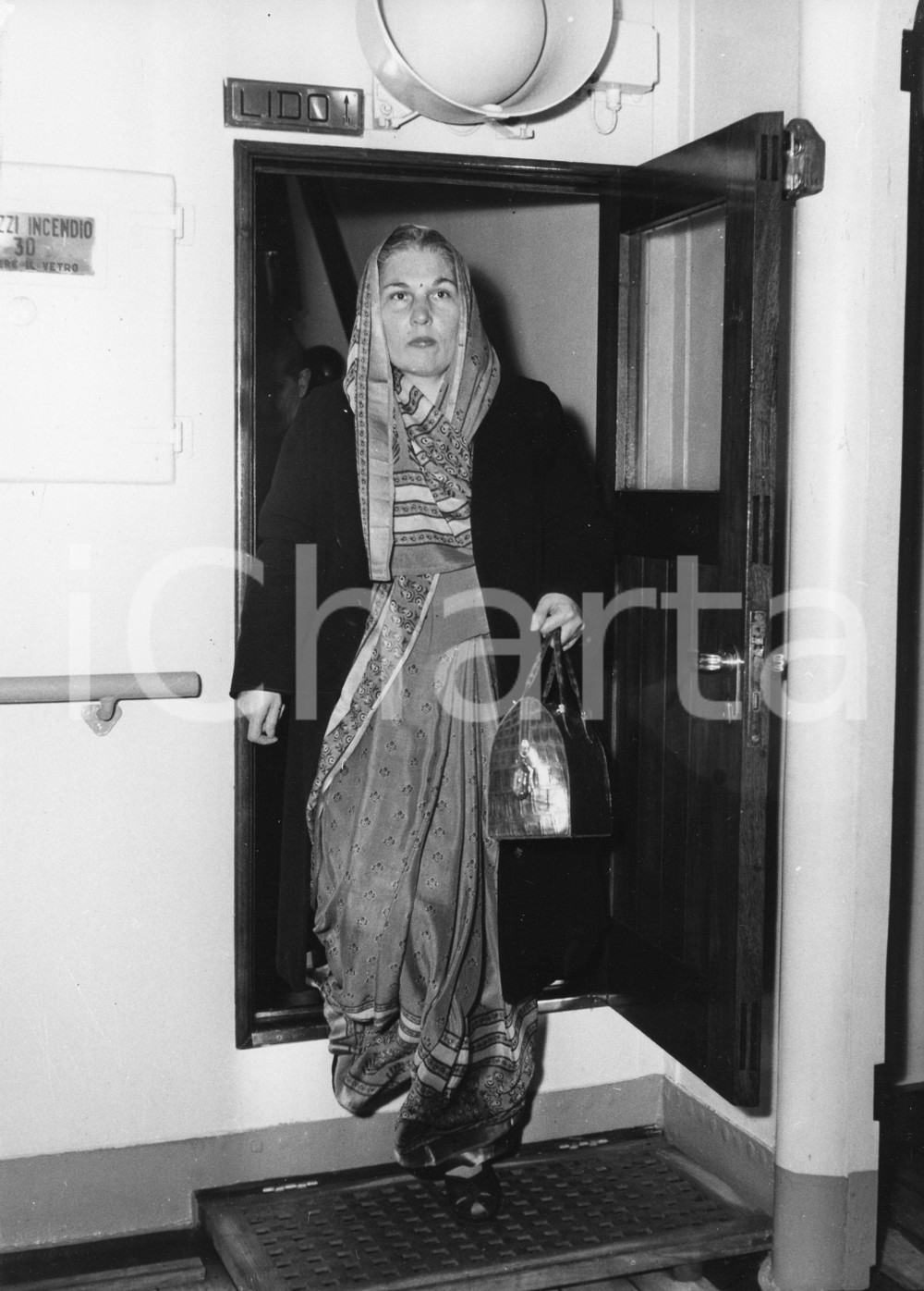 1956 GENOVA M/N ASIA Annette DA SILVA moglie del Maharaja del Porbandar - Foto 1956Fotografia vintage rara d'epoca.Timbro archivio Publifoto Genova al verso.FORMATO: 18x24 cm CONDIZIONI: FAIR (increspature marginali e difetti di stampa)ICHARTA mette in vendita le stampe vintage della collezione Publifoto Genova, per la maggior parte inedita o in tiratura di pochi esemplari. Si tratta di un'ottima opportunit&agrave; di investimento per i collezionisti di fotografie d'epoca.    originale e autentica 1