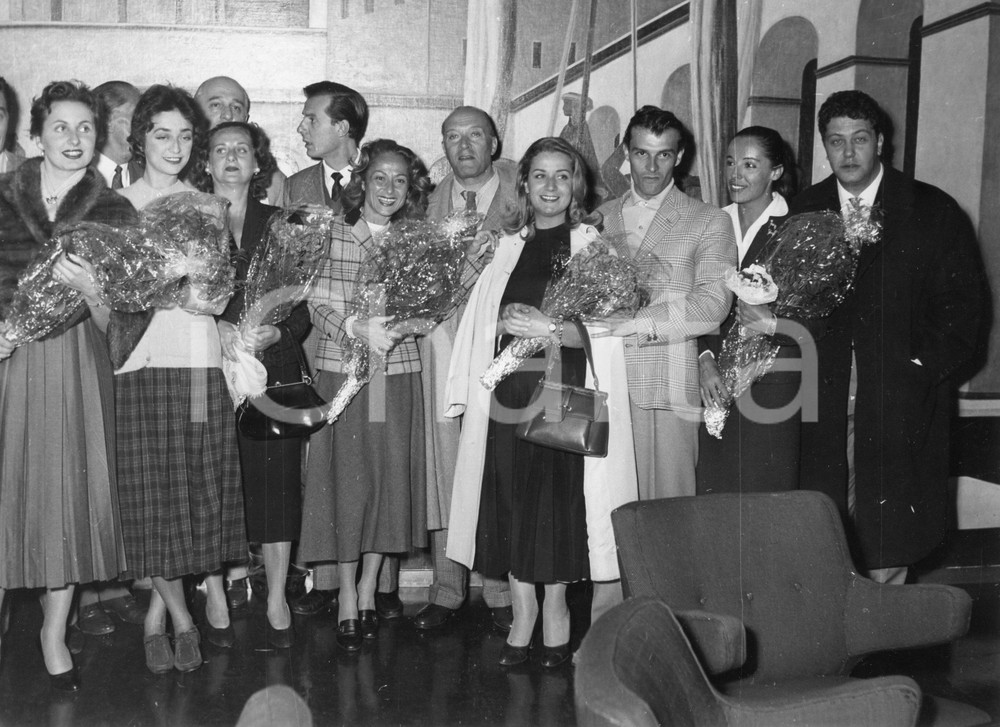 1955 GENOVA Compagnia del Teatro Italiano - Accoglienza - Foto vintage 24x18 cm 1955Fotografia vintage rara d'epoca.Tra i soggetti ritratti: Bianca Toccafondi, Giorgio Albertazzi, Anna Proclemer, Eva Magni e Renzo Ricci.Timbro archivio Publifoto Genova al verso.FORMATO: 24x18 cm CONDIZIONI: GICHARTA mette in vendita le stampe vintage della collezione Publifoto Genova, per la maggior parte inedita o in tiratura di pochi esemplari. Si tratta di un'ottima opportunit&agrave; di investimento per i collezionisti di fotografie d'epoca.    originale e autentica 1