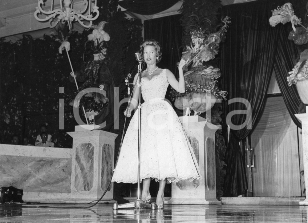 Agosto 1955 MONTECARLO Sporting d'Eté - Martine CAROL sul palco *Foto RARA 24x18 1955Fotografia vintage rara d'epoca.Timbro archivio Publifoto Genova al verso.FORMATO: 24x18 cm CONDIZIONI: G (lievi increspature marginali)ICHARTA mette in vendita le stampe vintage della collezione Publifoto Genova, per la maggior parte inedita o in tiratura di pochi esemplari. Si tratta di un'ottima opportunit&agrave; di investimento per i collezionisti di fotografie d'epoca.    originale e autentica 1