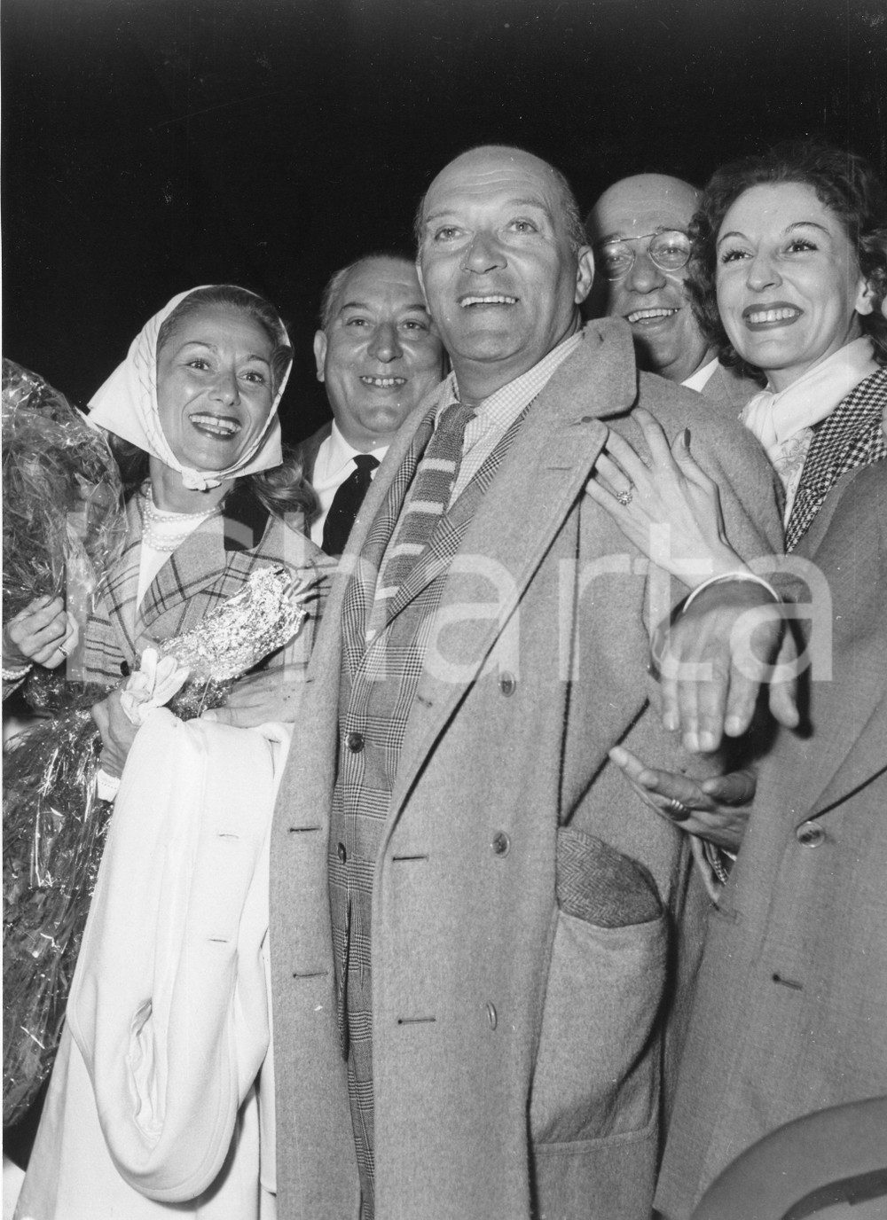 1955 GENOVA Attori della Compagnia del Teatro Italiano - Foto vintage 18x24 cm 1955Fotografia vintage rara d'epoca.Timbro archivio Publifoto Genova al verso.FORMATO: 18x24 cm CONDIZIONI: GICHARTA mette in vendita le stampe vintage della collezione Publifoto Genova, per la maggior parte inedita o in tiratura di pochi esemplari. Si tratta di un'ottima opportunit&agrave; di investimento per i collezionisti di fotografie d'epoca.    originale e autentica 1