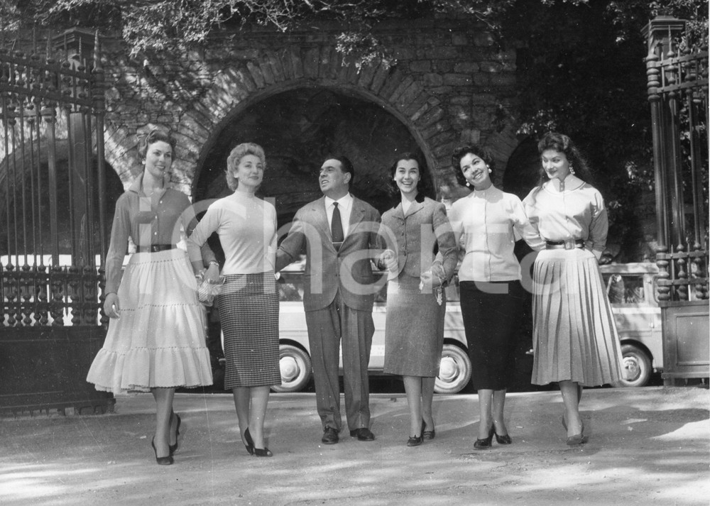 1956 RAPALLO Concorso di bellezza - Raduno di aspiranti miss - Foto 24x18 cm 1956Fotografia vintage rara d'epoca.Timbro archivio Publifoto Genova al verso.FORMATO: 24x18 cm CONDIZIONI: FAIR (difetti di stampa)ICHARTA mette in vendita le stampe vintage della collezione Publifoto Genova, per la maggior parte inedita o in tiratura di pochi esemplari. Si tratta di un'ottima opportunit&agrave; di investimento per i collezionisti di fotografie d'epoca.    originale e autentica 1