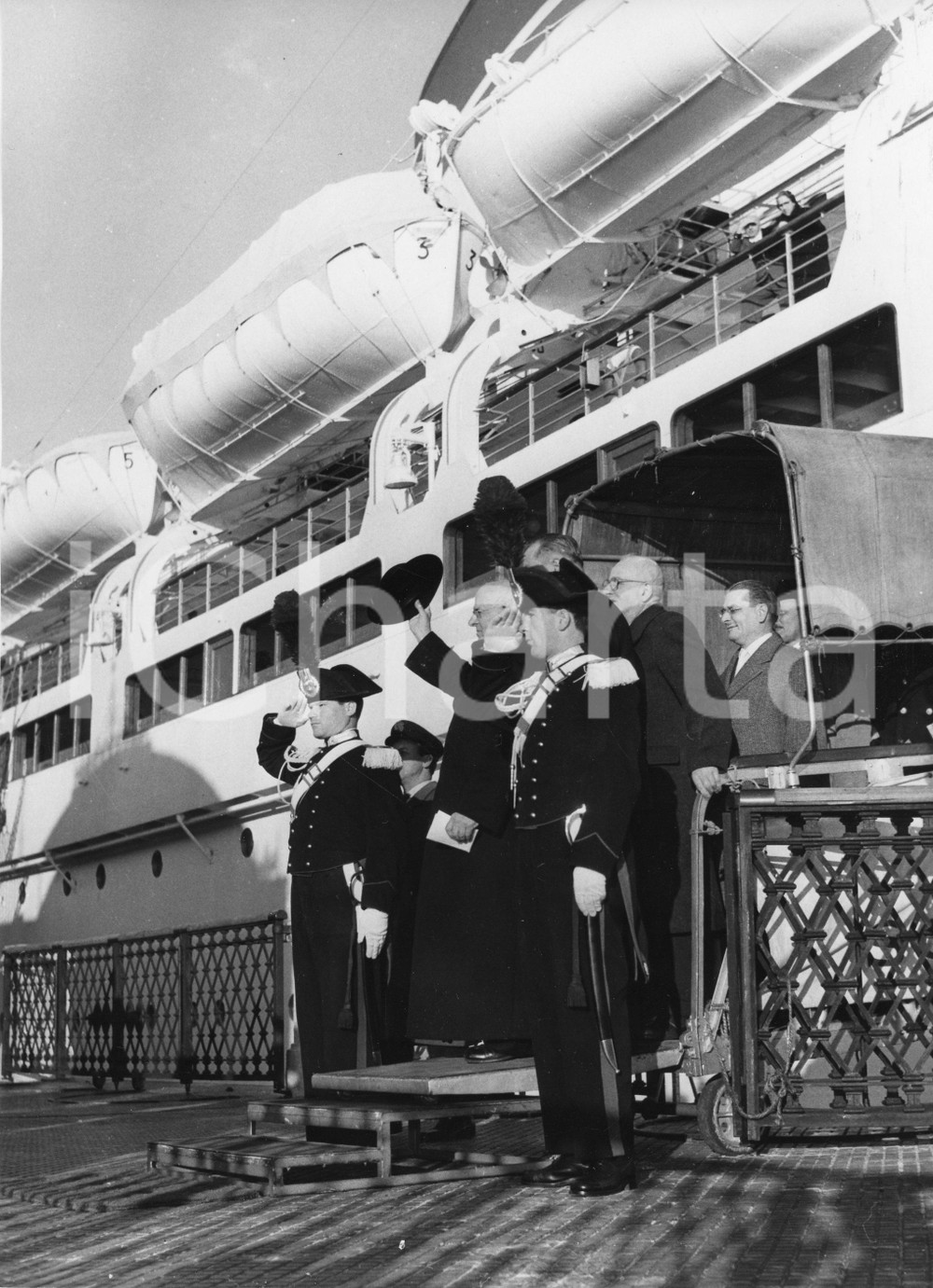 1955 GENOVA SS Giulio Cesare - Sbarco card. Santiago Luis COPELLO - Foto 1955Fotografia vintage rara d'epoca.Timbro archivio Publifoto Genova al verso.FORMATO: 18x24 cm CONDIZIONI: G (lievi difetti di stampa)ICHARTA mette in vendita le stampe vintage della collezione Publifoto Genova, per la maggior parte inedita o in tiratura di pochi esemplari. Si tratta di un'ottima opportunit&agrave; di investimento per i collezionisti di fotografie d'epoca.    originale e autentica 1