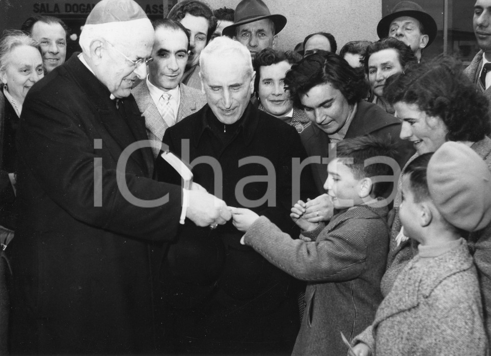 1956 GENOVA Partenza card. Santiago Luis COPELLO - Foto vintage 24x18 cm 1956Fotografia vintage rara d'epoca.Timbro archivio Publifoto Genova al verso.FORMATO: 24x18 cm CONDIZIONI: GICHARTA mette in vendita le stampe vintage della collezione Publifoto Genova, per la maggior parte inedita o in tiratura di pochi esemplari. Si tratta di un'ottima opportunit&agrave; di investimento per i collezionisti di fotografie d'epoca.    originale e autentica 1