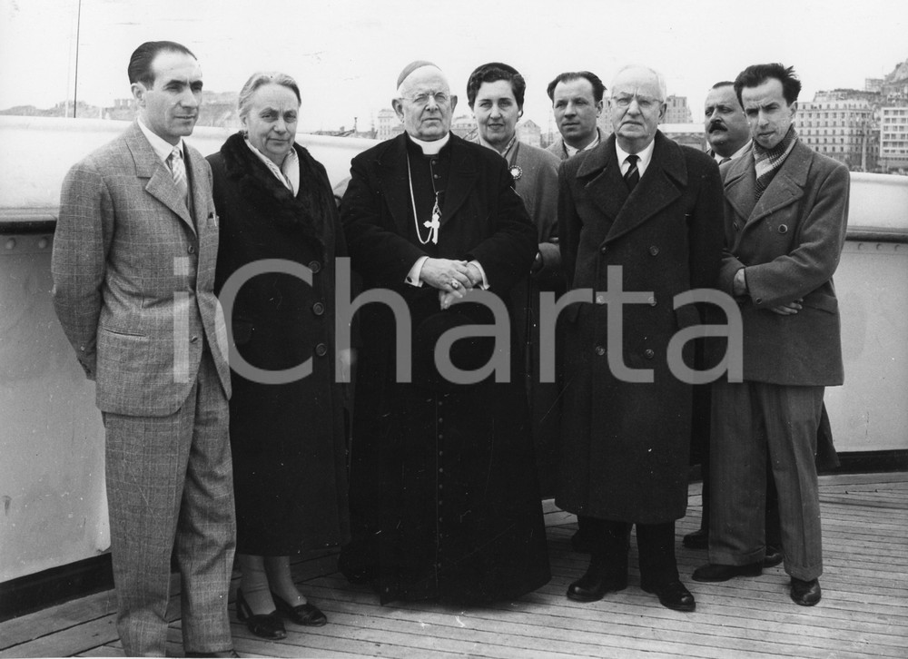 1956 GENOVA M/N Augustus - Partenza card. Santiago Luis COPELLO - Foto 24x18 cm 1956Fotografia vintage rara d'epoca.Timbro archivio Publifoto Genova al verso.FORMATO: 24x18 cm CONDIZIONI: FAIR (lievi increspature e minimi difetti di stampa)ICHARTA mette in vendita le stampe vintage della collezione Publifoto Genova, per la maggior parte inedita o in tiratura di pochi esemplari. Si tratta di un'ottima opportunit&agrave; di investimento per i collezionisti di fotografie d'epoca.    originale e autentica 1