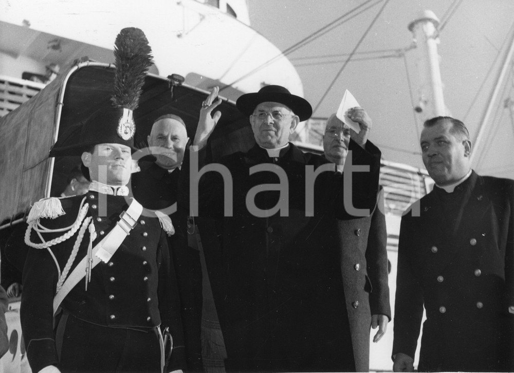 1955 GENOVA SS Giulio Cesare - Arrivo card. Santiago Luis COPELLO - Foto 1955Fotografia vintage rara d'epoca.Timbro archivio Publifoto Genova al verso.FORMATO: 24x18 cm CONDIZIONI: G (lievi difetti di stampa)ICHARTA mette in vendita le stampe vintage della collezione Publifoto Genova, per la maggior parte inedita o in tiratura di pochi esemplari. Si tratta di un'ottima opportunit&agrave; di investimento per i collezionisti di fotografie d'epoca.    originale e autentica 1