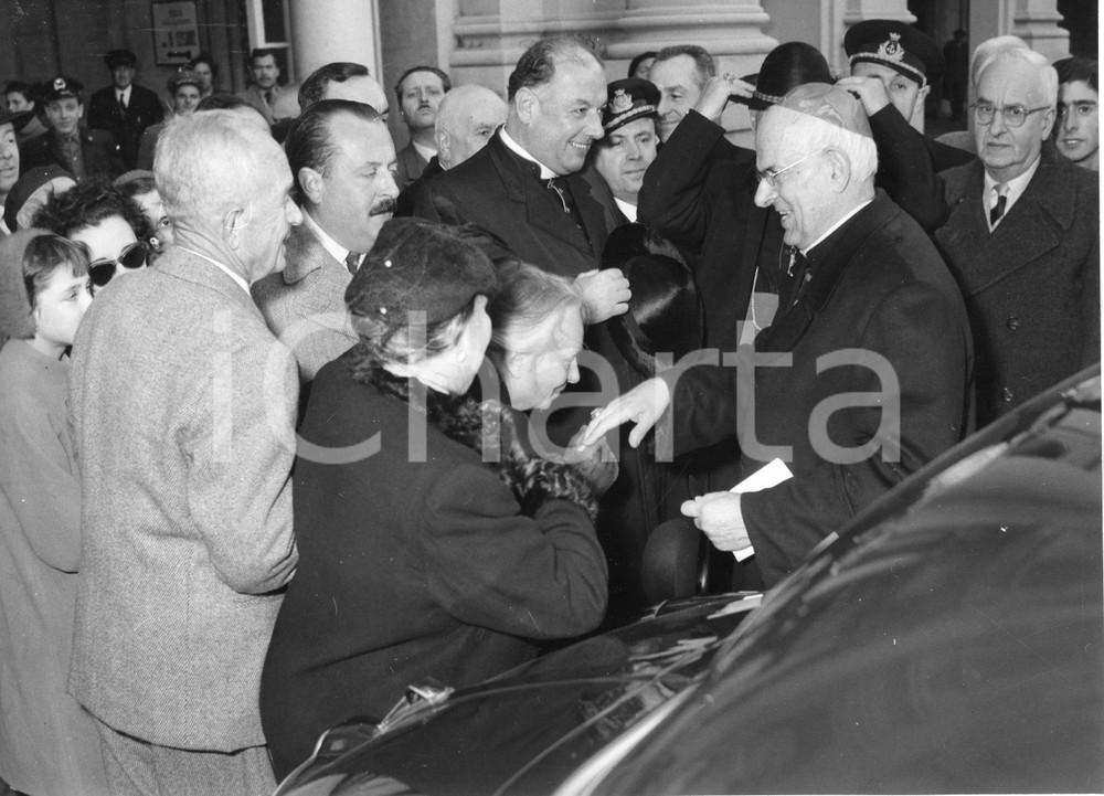 1955 GENOVA Arrivo card. Santiago Luis COPELLO - Omaggio dei fedeli - Foto 1955Fotografia vintage rara d'epoca.Timbro archivio Publifoto Genova al verso.FORMATO: 24x18 cm CONDIZIONI: G (lievi difetti di stampa)ICHARTA mette in vendita le stampe vintage della collezione Publifoto Genova, per la maggior parte inedita o in tiratura di pochi esemplari. Si tratta di un'ottima opportunit&agrave; di investimento per i collezionisti di fotografie d'epoca.    originale e autentica 1