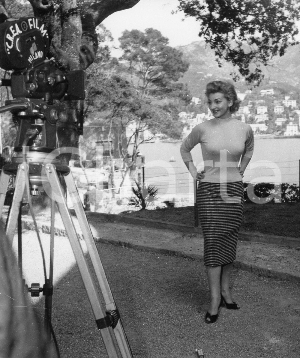 1956 RAPALLO Concorso di bellezza - Una miss in posa - Foto 18x24 cm 1956Fotografia vintage rara d'epoca.Timbro archivio Publifoto Genova al verso.FORMATO: 18x24 cm CONDIZIONI: FAIR (increspature al lato inferiore; difetti di stampa)ICHARTA mette in vendita le stampe vintage della collezione Publifoto Genova, per la maggior parte inedita o in tiratura di pochi esemplari. Si tratta di un'ottima opportunit&agrave; di investimento per i collezionisti di fotografie d'epoca.    originale e autentica 1