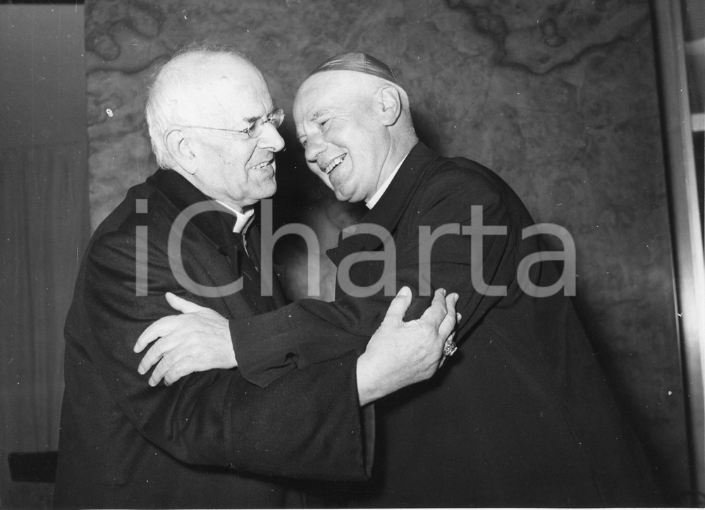 1955 GENOVA Arrivo del card. Santiago Luis COPELLO - Fotografia vintage 24x18 1955Fotografia vintage rara d'epoca.Timbro archivio Publifoto Genova al verso.FORMATO: 24x18 cm CONDIZIONI: FAIR (difetti di stampa)ICHARTA mette in vendita le stampe vintage della collezione Publifoto Genova, per la maggior parte inedita o in tiratura di pochi esemplari. Si tratta di un'ottima opportunit&agrave; di investimento per i collezionisti di fotografie d'epoca.    originale e autentica 1