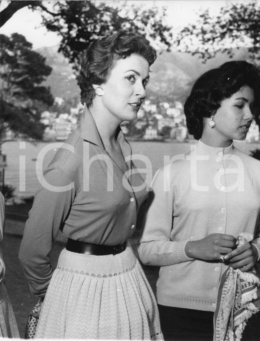 1956 RAPALLO Concorso di bellezza - Raduno di aspiranti miss (2) Foto 18x22 cm 1956Fotografia vintage rara d'epoca.Timbro archivio Publifoto Genova al verso.FORMATO: 18x22 cm CONDIZIONI: FAIR (difetti di stampa; increspature marginali)ICHARTA mette in vendita le stampe vintage della collezione Publifoto Genova, per la maggior parte inedita o in tiratura di pochi esemplari. Si tratta di un'ottima opportunit&agrave; di investimento per i collezionisti di fotografie d'epoca.    originale e autentica 1