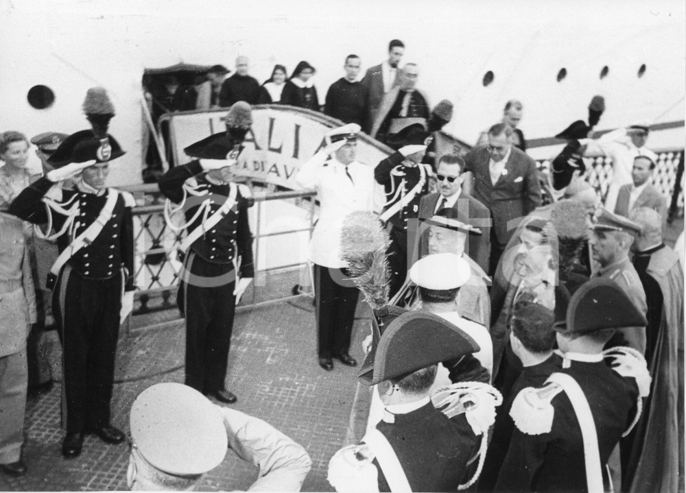 1955 GENOVA M/N Augustus - Arrivo card. Benedetto Aloisi MASELLA - Foto 24x18 cm 1955Fotografia vintage rara d'epoca.Timbro archivio Publifoto Genova al verso.FORMATO: 24x18 cm CONDIZIONI: FAIR (difetti di stampa; lievi increspature marginali)ICHARTA mette in vendita le stampe vintage della collezione Publifoto Genova, per la maggior parte inedita o in tiratura di pochi esemplari. Si tratta di un'ottima opportunit&agrave; di investimento per i collezionisti di fotografie d'epoca.    originale e autentica 1