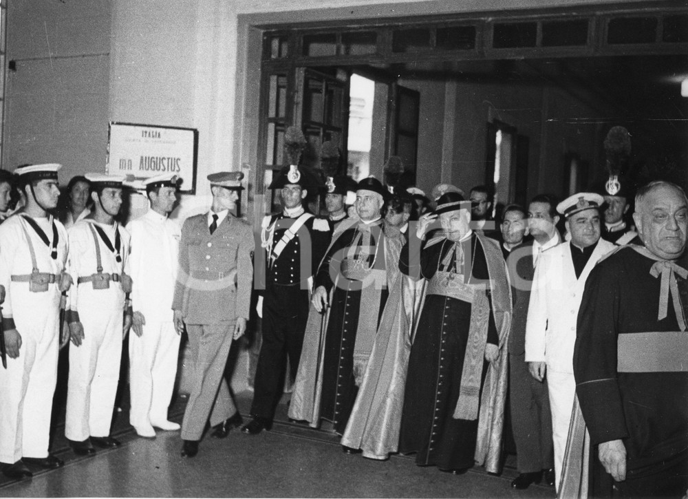 1955 GENOVA Arrivo card. Benedetto Aloisi MASELLA alla stazione marittima (1) 1955Fotografia vintage rara d'epoca.Timbro archivio Publifoto Genova al verso.FORMATO: 24x18 cm CONDIZIONI: FAIR (difetti di stampa evidenti; lievi increspature marginali)ICHARTA mette in vendita le stampe vintage della collezione Publifoto Genova, per la maggior parte inedita o in tiratura di pochi esemplari. Si tratta di un'ottima opportunit&agrave; di investimento per i collezionisti di fotografie d'epoca.    originale e autentica 1