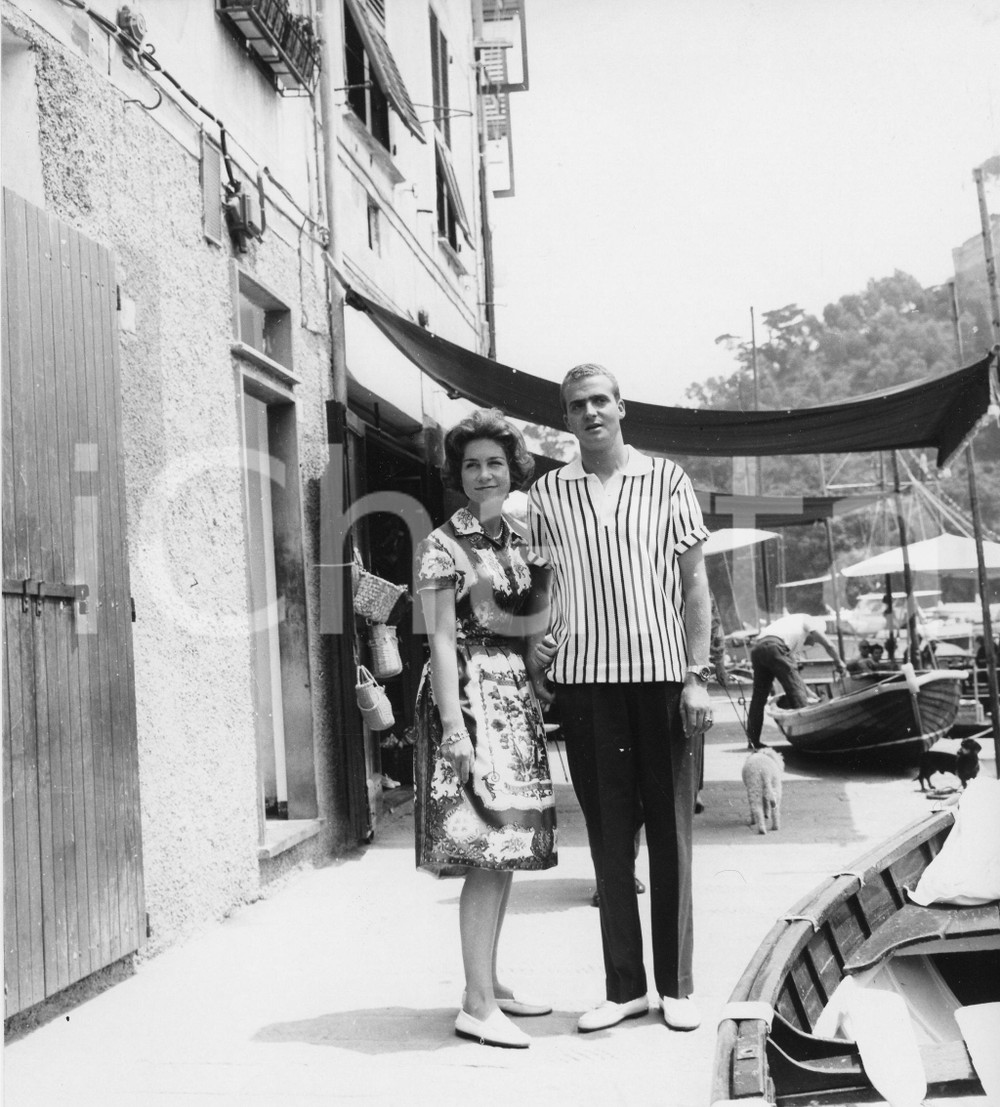 1962 PORTOFINO Juan Carlos di Borbone in vacanza con Sofia di Grecia *Foto 3 1962Fotografia vintage rara d'epoca.Timbro archivio Publifoto Genova al verso.FORMATO: 18x19 cm CONDIZIONI: G ICHARTA mette in vendita le stampe vintage della collezione Publifoto Genova, per la maggior parte inedita o in tiratura di pochi esemplari. Si tratta di un'ottima opportunit&agrave; di investimento per i collezionisti di fotografie d'epoca.    originale e autentica 1