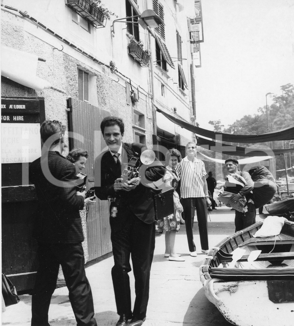 1962 PORTOFINO Juan Carlos di Borbone e Sofia di Grecia con i fotografi - Foto 1962Fotografia vintage rara d'epoca.Timbro archivio Publifoto Genova al verso.FORMATO: 18x19 cm CONDIZIONI: G (piccoli difetti di stampa)ICHARTA mette in vendita le stampe vintage della collezione Publifoto Genova, per la maggior parte inedita o in tiratura di pochi esemplari. Si tratta di un'ottima opportunit&agrave; di investimento per i collezionisti di fotografie d'epoca.    originale e autentica 1