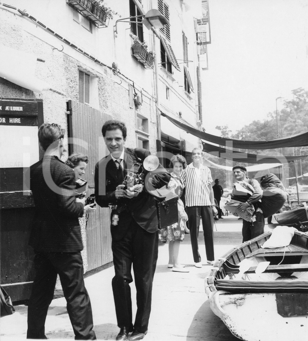 1962 PORTOFINO Juan Carlos di Borbone e Sofia di Grecia con i fotografi *Foto 1962Fotografia vintage rara d'epoca.Timbro archivio Publifoto Genova al verso.FORMATO: 18x19 cm CONDIZIONI: G (piccoli difetti di stampa)ICHARTA mette in vendita le stampe vintage della collezione Publifoto Genova, per la maggior parte inedita o in tiratura di pochi esemplari. Si tratta di un'ottima opportunit&agrave; di investimento per i collezionisti di fotografie d'epoca.    originale e autentica 1