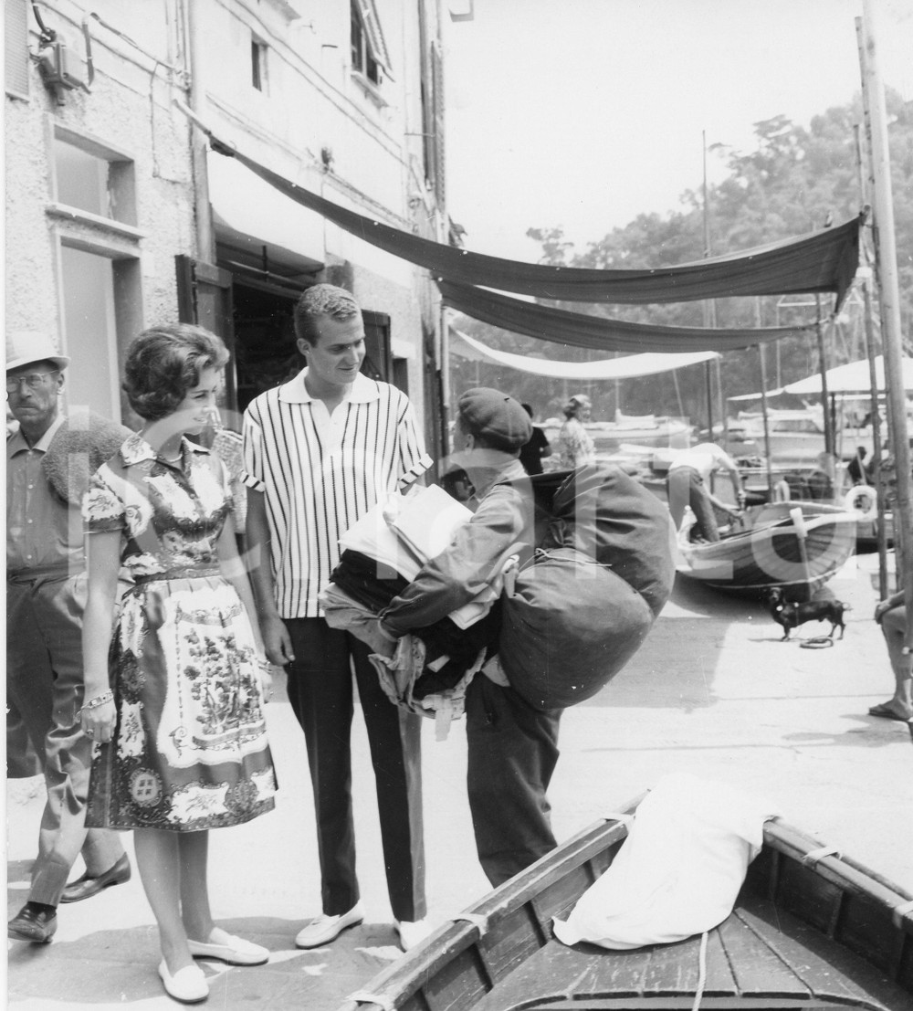 1962 PORTOFINO Juan Carlos di Borbone e Sofia di Grecia con ambulante ^Foto 2 1962Fotografia vintage rara d'epoca.Timbro archivio Publifoto Genova al verso.FORMATO: 18x19 cm CONDIZIONI: G (ma difetti di stampa)ICHARTA mette in vendita le stampe vintage della collezione Publifoto Genova, per la maggior parte inedita o in tiratura di pochi esemplari. Si tratta di un'ottima opportunit&agrave; di investimento per i collezionisti di fotografie d'epoca.    originale e autentica 1