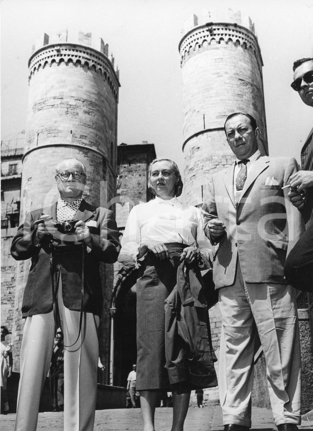 1955 GENOVA Visita di Robert WAGNER sindaco di New York - Foto vintage 18x24 cm 1955Fotografia vintage rara d'epoca.Timbro archivio Publifoto Genova al verso.FORMATO: 18x24 cm CONDIZIONI: GICHARTA mette in vendita le stampe vintage della collezione Publifoto Genova, per la maggior parte inedita o in tiratura di pochi esemplari. Si tratta di un'ottima opportunit&agrave; di investimento per i collezionisti di fotografie d'epoca.    originale e autentica 1