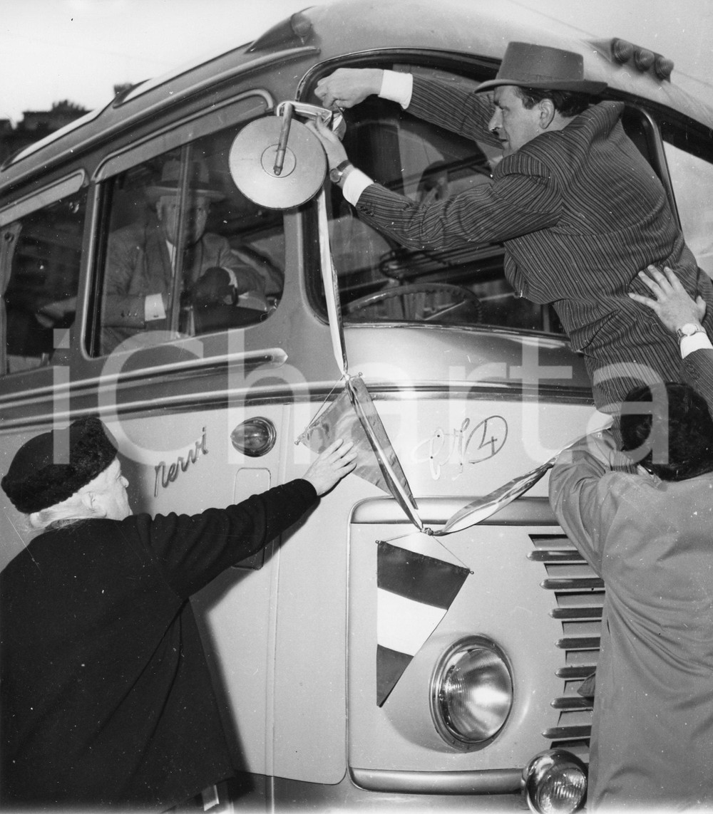 1955 GENOVA Partenza nobili invitati su pullman SATI Aero Express (1) Foto 1955Fotografia vintage rara d'epoca.Si tratta della partenza dei nobili invitati alle nozze di Maria Pia di Savoia a Cascais.Timbro archivio Publifoto Genova al verso.FORMATO: 18x19 cm CONDIZIONI: FAIR (difetti di stampa)ICHARTA mette in vendita le stampe vintage della collezione Publifoto Genova, per la maggior parte inedita o in tiratura di pochi esemplari. Si tratta di un'ottima opportunit&agrave; di investimento per i collezionisti di fotografie d'epoca.      originale e autentica 1