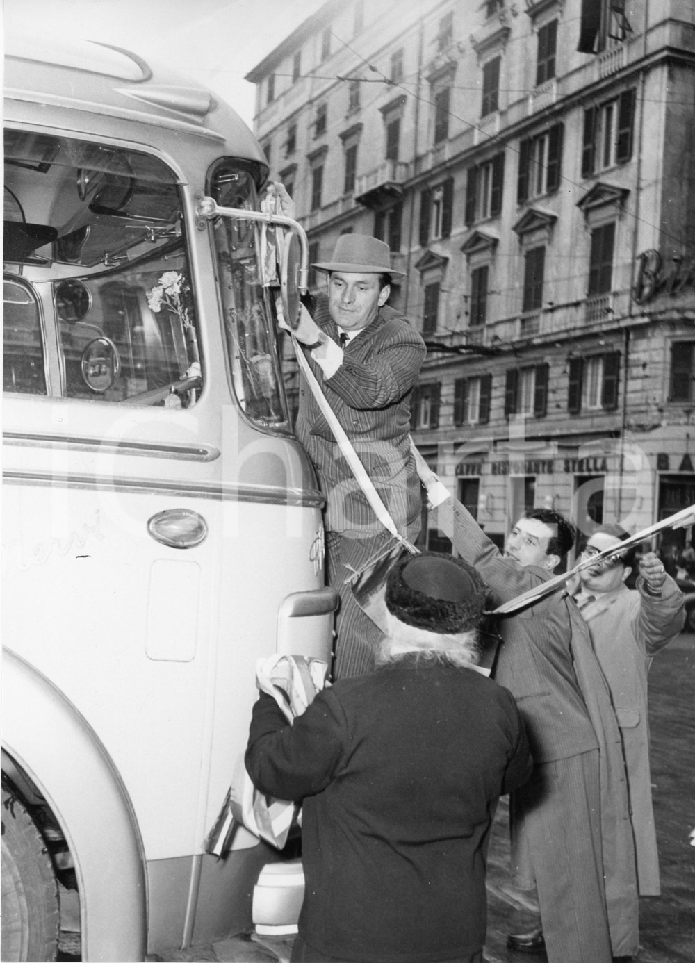 1955 GENOVA Partenza nobili invitati su pullman SATI Aero Express (2) Foto 1955Fotografia vintage rara d'epoca.Si tratta della partenza dei nobili invitati alle nozze di Maria Pia di Savoia a Cascais.Timbro archivio Publifoto Genova al verso.FORMATO: 18x24 cm CONDIZIONI: FAIR (difetti di stampa)ICHARTA mette in vendita le stampe vintage della collezione Publifoto Genova, per la maggior parte inedita o in tiratura di pochi esemplari. Si tratta di un'ottima opportunit&agrave; di investimento per i collezionisti di fotografie d'epoca.      originale e autentica 1