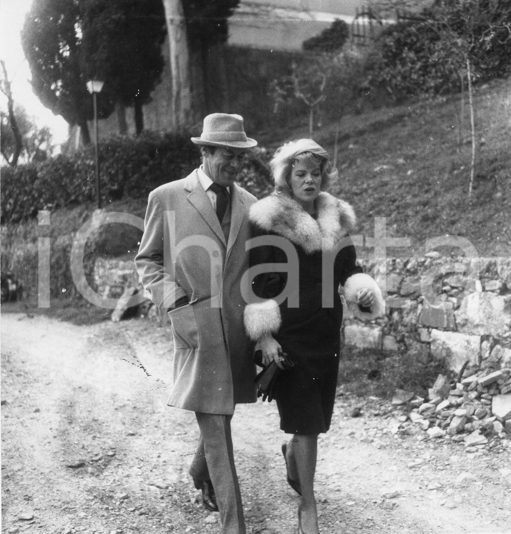 1962 PORTOFINO Rex HARRISON e Rachel ROBERTS a passeggio - Foto vintage 18x19 cm 1962Fotografia vintage rara d'epoca.Timbro archivio Publifoto Genova al verso.FORMATO: 18x19 cm CONDIZIONI: FAIR (difetti di stampa)ICHARTA mette in vendita le stampe vintage della collezione Publifoto Genova, per la maggior parte inedita o in tiratura di pochi esemplari. Si tratta di un'ottima opportunit&agrave; di investimento per i collezionisti di fotografie d'epoca.    originale e autentica 1