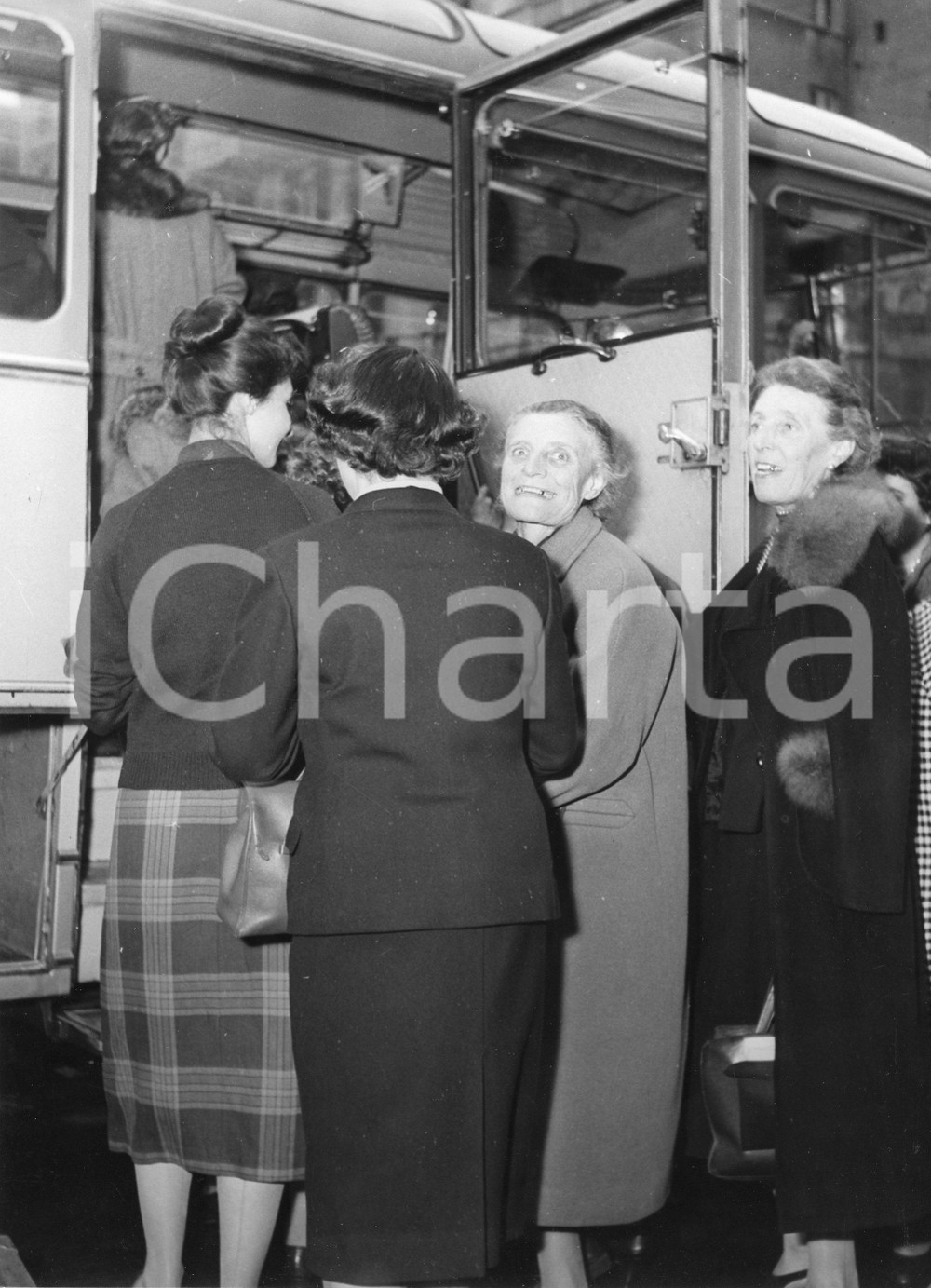 1955 GENOVA Partenza nobili invitati su pullman SATI Aero Express (5) Foto 1955Fotografia vintage rara d'epoca.Si tratta della partenza dei nobili invitati alle nozze di Maria Pia di Savoia a Cascais.Timbro archivio Publifoto Genova al verso.FORMATO: 18x24 cm CONDIZIONI: GICHARTA mette in vendita le stampe vintage della collezione Publifoto Genova, per la maggior parte inedita o in tiratura di pochi esemplari. Si tratta di un'ottima opportunit&agrave; di investimento per i collezionisti di fotografie d'epoca.      originale e autentica 1