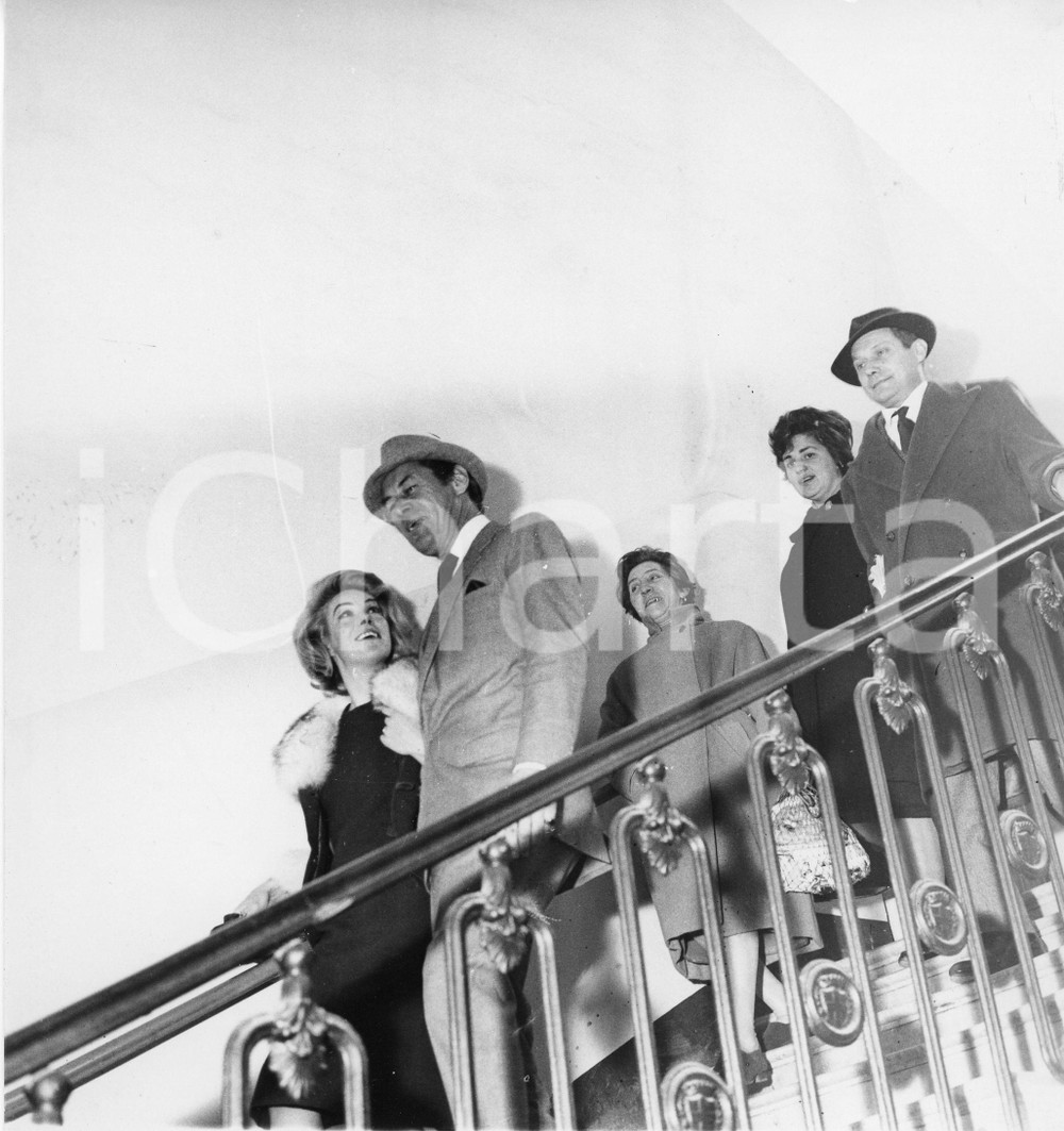 1962 GENOVA Comune - Nozze Rex HARRISON - Rachel ROBERTS ^Foto vintage 3 1962Fotografia vintage rara d'epoca.Timbro archivio Publifoto Genova al verso.FORMATO: 18x19 cm CONDIZIONI: FAIR (evidenti difetti di stampa)ICHARTA mette in vendita le stampe vintage della collezione Publifoto Genova, per la maggior parte inedita o in tiratura di pochi esemplari. Si tratta di un'ottima opportunit&agrave; di investimento per i collezionisti di fotografie d'epoca.    originale e autentica 1