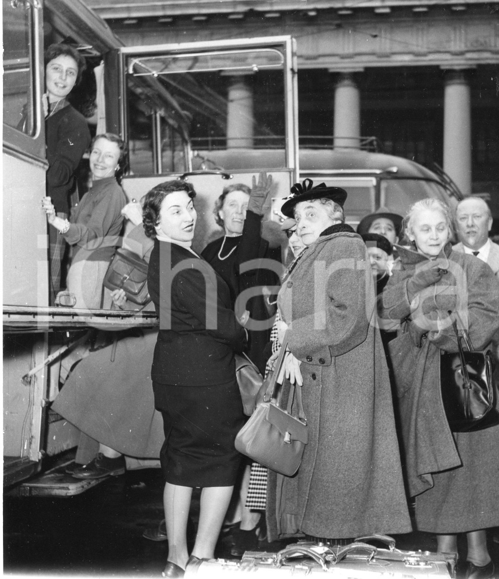 1955 GENOVA Partenza nobili invitati su pullman SATI Aero Express (6) Foto 1955Fotografia vintage rara d'epoca.Si tratta della partenza dei nobili invitati alle nozze di Maria Pia di Savoia a Cascais.Timbro archivio Publifoto Genova al verso.FORMATO: 18x19 cm CONDIZIONI: G (minimi difetti di stampa)ICHARTA mette in vendita le stampe vintage della collezione Publifoto Genova, per la maggior parte inedita o in tiratura di pochi esemplari. Si tratta di un'ottima opportunit&agrave; di investimento per i collezionisti di fotografie d'epoca.      originale e autentica 1
