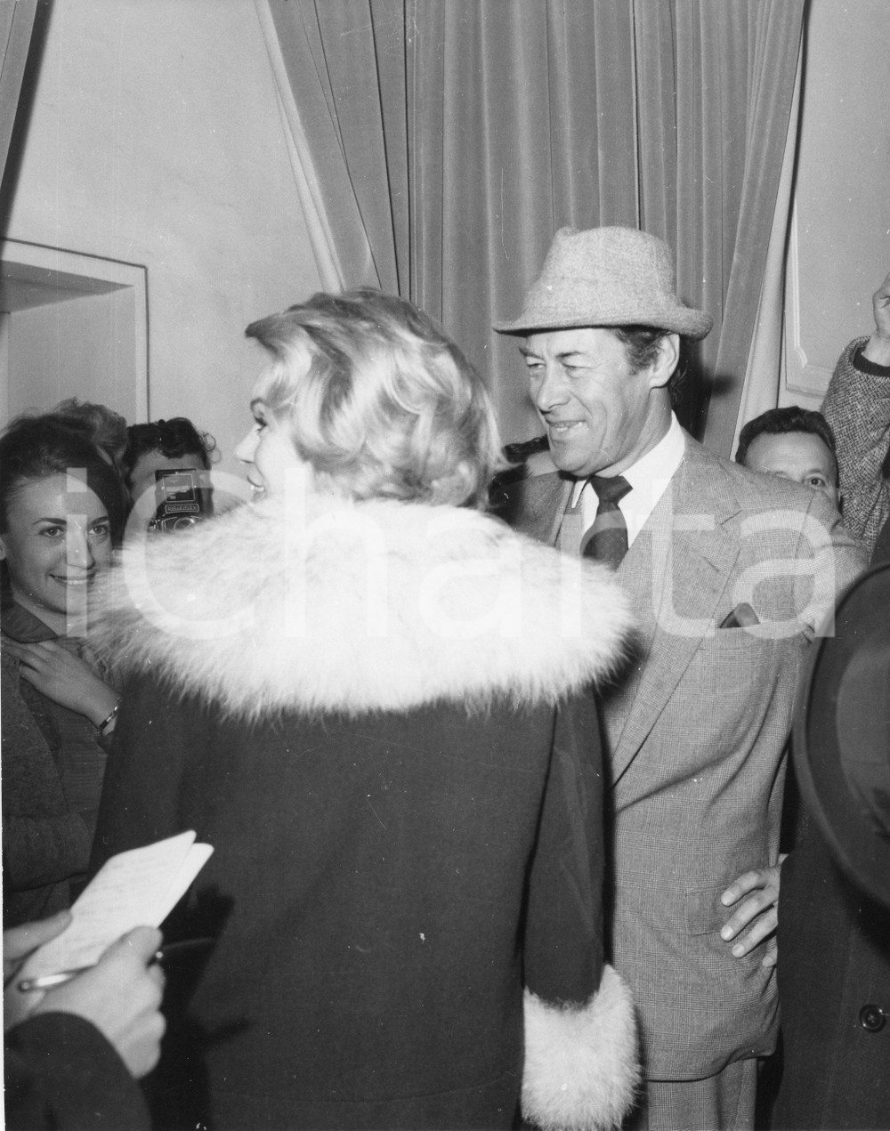 1962 GENOVA Comune - Nozze Rex HARRISON - Rachel ROBERTS (2) Foto  1962Fotografia vintage rara d'epoca.Timbro archivio Publifoto Genova al verso.FORMATO: 18x22 cm CONDIZIONI: FAIR (piccoli difetti di stampa)ICHARTA mette in vendita le stampe vintage della collezione Publifoto Genova, per la maggior parte inedita o in tiratura di pochi esemplari. Si tratta di un'ottima opportunit&agrave; di investimento per i collezionisti di fotografie d'epoca.    originale e autentica 1
