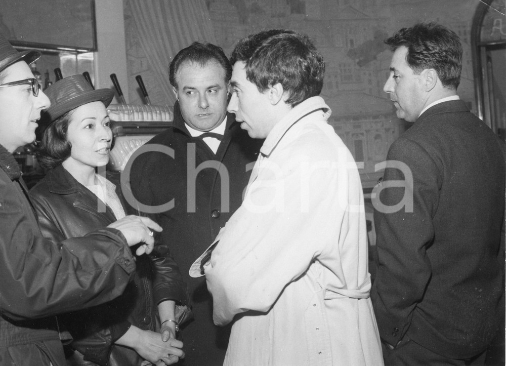 1962 GENOVA Teatro Margherita - Umberto BINDI e Febo CONTI a una serata - Foto 1962Fotografia vintage rara d'epoca.Timbro archivio Publifoto Genova al verso.FORMATO: 24x18 cm CONDIZIONI: FAIR (netta piegatura all'angolo superiore destro)ICHARTA mette in vendita le stampe vintage della collezione Publifoto Genova, per la maggior parte inedita o in tiratura di pochi esemplari. Si tratta di un'ottima opportunit&agrave; di investimento per i collezionisti di fotografie d'epoca.    originale e autentica 1