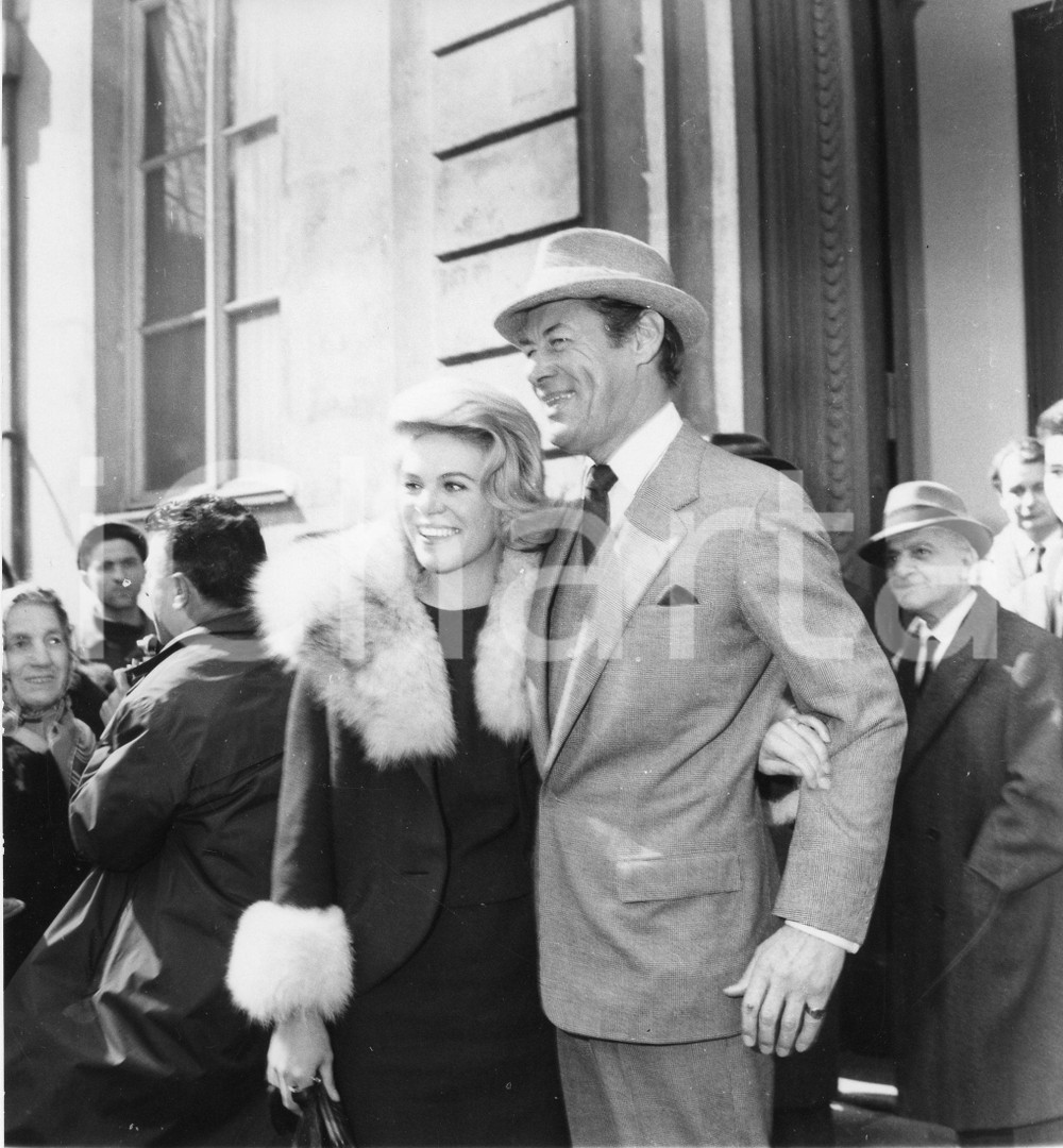 1962 GENOVA Comune - Nozze Rex HARRISON - Rachel ROBERTS (4) Foto vintage 1962Fotografia vintage rara d'epoca.Timbro archivio Publifoto Genova al verso.FORMATO: 18x19 cm CONDIZIONI: G (piccoli difetti di stampa)ICHARTA mette in vendita le stampe vintage della collezione Publifoto Genova, per la maggior parte inedita o in tiratura di pochi esemplari. Si tratta di un'ottima opportunit&agrave; di investimento per i collezionisti di fotografie d'epoca.    originale e autentica 1