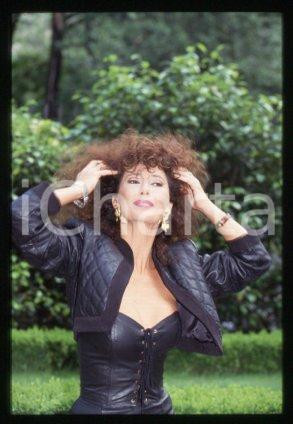35mm vintage slide* 1990 ca CINEMA Luisa KULIOK Actress (92)  Diapositiva d'epoca, in formato 35 mm.CONDIZIONI: GOODE' severamente vietata la riproduzione. Tutti i diritti sono riservati.Nella diapositiva ICharta mette in vendita, sul negozio eBay e in esclusiva sul sito "icharta" il proprio archivio composto da numerose diapositive e negativi fotografici d'epoca, tutti originali e autentici, che attraversano la storia del costume italiano tra gli la fine degli anni Sessanta e Novanta.Si tratta di uno sguardo inedito sull'attualit&agrave;, la politica, la vita quotidiana, il gossip e la cultura, che fotografa il cambiamento della nazione in quest'ultimo scorcio del XX secolo. Un'occasione unica per il mercato del collezionismo, che vede finalmente disponibile un archivio eccezionale per vastit&agrave;, tematiche e condizioni, in un settore (il negativo fotografico e la diapositiva) di assoluta novit&agrave; e dalle interessanti prospettive di investimento. GOOD/buono   originale e autentica 1