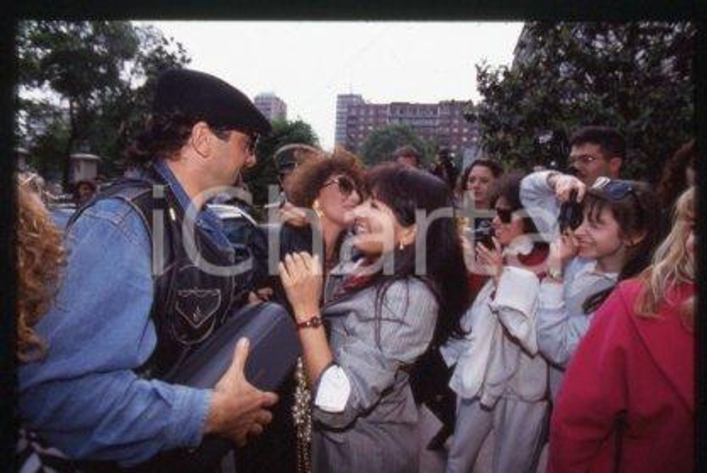 35mm vintage slide* 1990 ca CINEMA Luisa KULIOK Actress (95)  Diapositiva d'epoca, in formato 35 mm.CONDIZIONI: GOODE' severamente vietata la riproduzione. Tutti i diritti sono riservati.Nella diapositiva ICharta mette in vendita, sul negozio eBay e in esclusiva sul sito "icharta" il proprio archivio composto da numerose diapositive e negativi fotografici d'epoca, tutti originali e autentici, che attraversano la storia del costume italiano tra gli la fine degli anni Sessanta e Novanta.Si tratta di uno sguardo inedito sull'attualit&agrave;, la politica, la vita quotidiana, il gossip e la cultura, che fotografa il cambiamento della nazione in quest'ultimo scorcio del XX secolo. Un'occasione unica per il mercato del collezionismo, che vede finalmente disponibile un archivio eccezionale per vastit&agrave;, tematiche e condizioni, in un settore (il negativo fotografico e la diapositiva) di assoluta novit&agrave; e dalle interessanti prospettive di investimento. GOOD/buono   originale e autentica 1