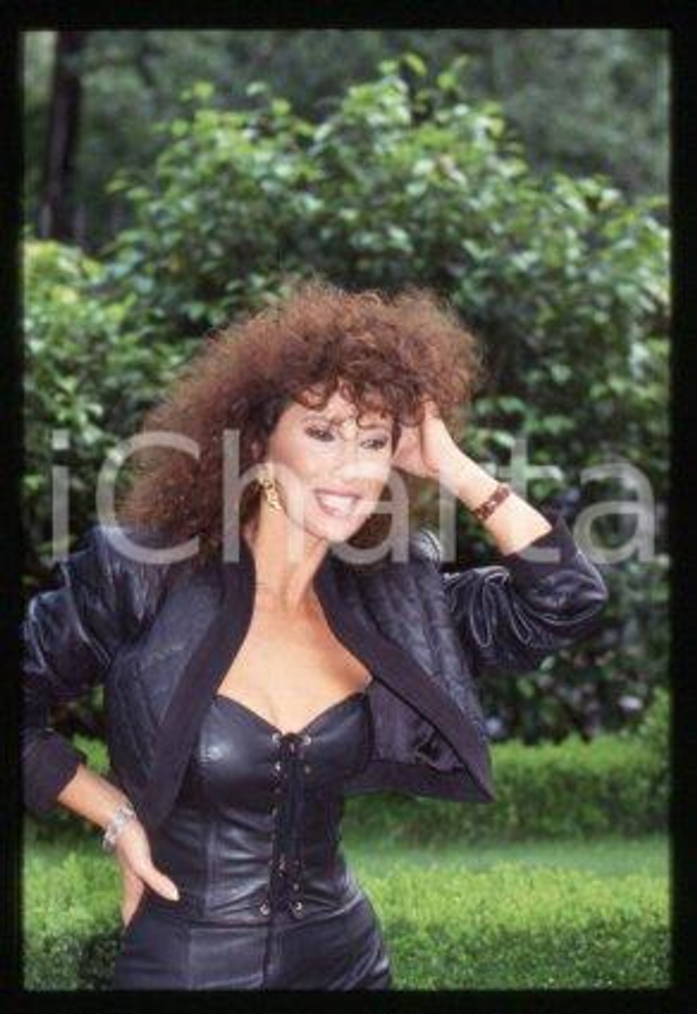 35mm vintage slide* 1990 ca CINEMA Luisa KULIOK Actress (100)  Diapositiva d'epoca, in formato 35 mm.CONDIZIONI: GOODE' severamente vietata la riproduzione. Tutti i diritti sono riservati.Nella diapositiva ICharta mette in vendita, sul negozio eBay e in esclusiva sul sito "icharta" il proprio archivio composto da numerose diapositive e negativi fotografici d'epoca, tutti originali e autentici, che attraversano la storia del costume italiano tra gli la fine degli anni Sessanta e Novanta.Si tratta di uno sguardo inedito sull'attualit&agrave;, la politica, la vita quotidiana, il gossip e la cultura, che fotografa il cambiamento della nazione in quest'ultimo scorcio del XX secolo. Un'occasione unica per il mercato del collezionismo, che vede finalmente disponibile un archivio eccezionale per vastit&agrave;, tematiche e condizioni, in un settore (il negativo fotografico e la diapositiva) di assoluta novit&agrave; e dalle interessanti prospettive di investimento. GOOD/buono   originale e autentica 1