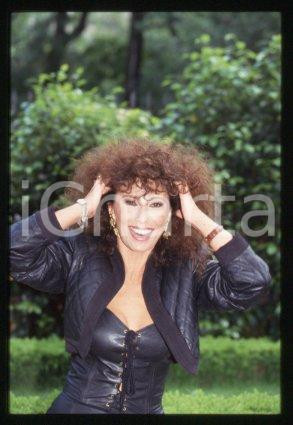 35mm vintage slide* 1990 ca CINEMA Luisa KULIOK Actress (101)  Diapositiva d'epoca, in formato 35 mm.CONDIZIONI: GOODE' severamente vietata la riproduzione. Tutti i diritti sono riservati.Nella diapositiva ICharta mette in vendita, sul negozio eBay e in esclusiva sul sito "icharta" il proprio archivio composto da numerose diapositive e negativi fotografici d'epoca, tutti originali e autentici, che attraversano la storia del costume italiano tra gli la fine degli anni Sessanta e Novanta.Si tratta di uno sguardo inedito sull'attualit&agrave;, la politica, la vita quotidiana, il gossip e la cultura, che fotografa il cambiamento della nazione in quest'ultimo scorcio del XX secolo. Un'occasione unica per il mercato del collezionismo, che vede finalmente disponibile un archivio eccezionale per vastit&agrave;, tematiche e condizioni, in un settore (il negativo fotografico e la diapositiva) di assoluta novit&agrave; e dalle interessanti prospettive di investimento. GOOD/buono   originale e autentica 1