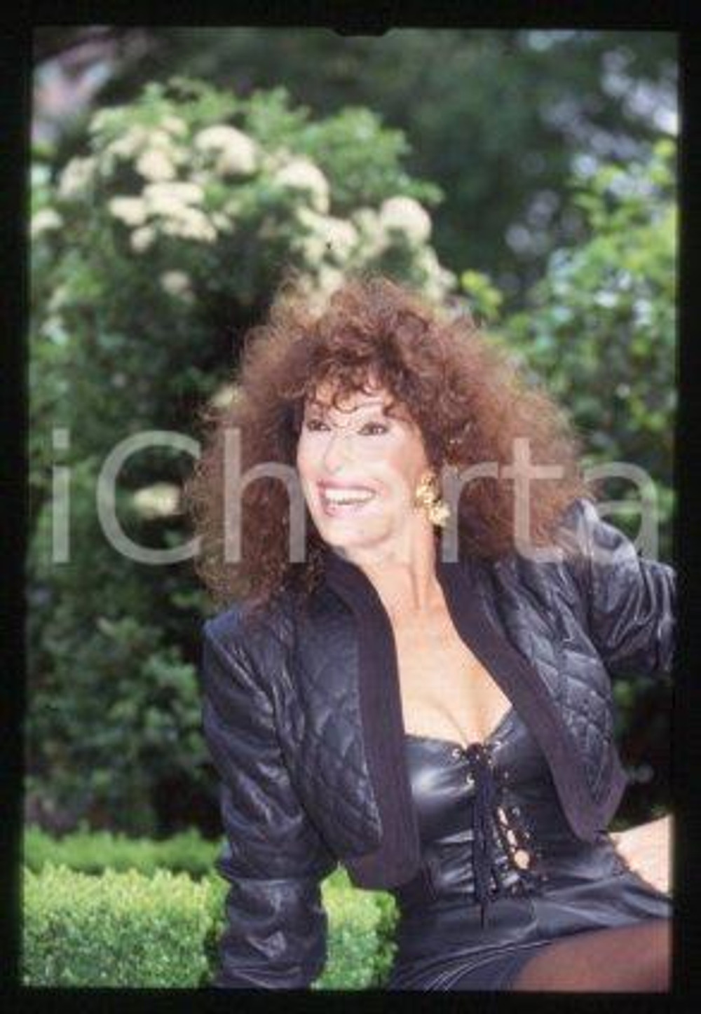 35mm vintage slide* 1990 ca CINEMA Luisa KULIOK Actress (103)  Diapositiva d'epoca, in formato 35 mm.CONDIZIONI: GOODE' severamente vietata la riproduzione. Tutti i diritti sono riservati.Nella diapositiva ICharta mette in vendita, sul negozio eBay e in esclusiva sul sito "icharta" il proprio archivio composto da numerose diapositive e negativi fotografici d'epoca, tutti originali e autentici, che attraversano la storia del costume italiano tra gli la fine degli anni Sessanta e Novanta.Si tratta di uno sguardo inedito sull'attualit&agrave;, la politica, la vita quotidiana, il gossip e la cultura, che fotografa il cambiamento della nazione in quest'ultimo scorcio del XX secolo. Un'occasione unica per il mercato del collezionismo, che vede finalmente disponibile un archivio eccezionale per vastit&agrave;, tematiche e condizioni, in un settore (il negativo fotografico e la diapositiva) di assoluta novit&agrave; e dalle interessanti prospettive di investimento. GOOD/buono   originale e autentica 1