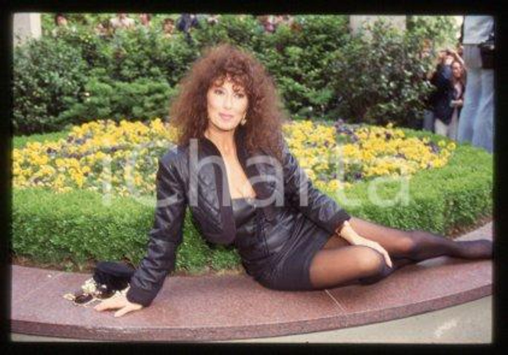 35mm vintage slide* 1990 ca CINEMA Luisa KULIOK Actress (107)  Diapositiva d'epoca, in formato 35 mm.CONDIZIONI: GOODE' severamente vietata la riproduzione. Tutti i diritti sono riservati.Nella diapositiva ICharta mette in vendita, sul negozio eBay e in esclusiva sul sito "icharta" il proprio archivio composto da numerose diapositive e negativi fotografici d'epoca, tutti originali e autentici, che attraversano la storia del costume italiano tra gli la fine degli anni Sessanta e Novanta.Si tratta di uno sguardo inedito sull'attualit&agrave;, la politica, la vita quotidiana, il gossip e la cultura, che fotografa il cambiamento della nazione in quest'ultimo scorcio del XX secolo. Un'occasione unica per il mercato del collezionismo, che vede finalmente disponibile un archivio eccezionale per vastit&agrave;, tematiche e condizioni, in un settore (il negativo fotografico e la diapositiva) di assoluta novit&agrave; e dalle interessanti prospettive di investimento. GOOD/buono   originale e autentica 1