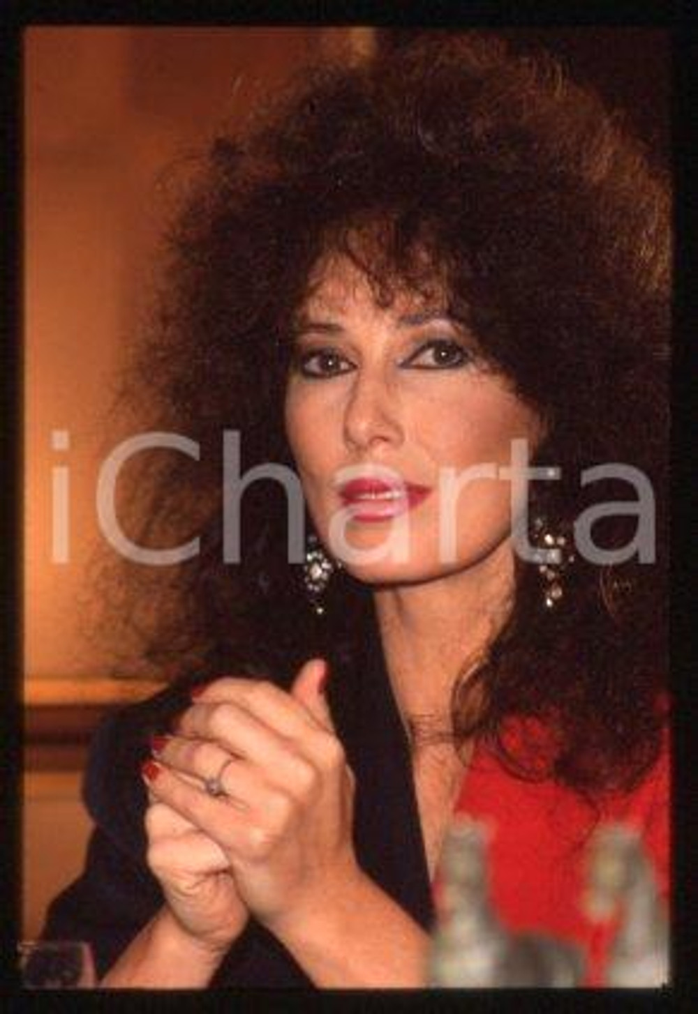 35mm vintage slide* 1990 ca CINEMA Luisa KULIOK Actress (110)  Diapositiva d'epoca, in formato 35 mm.CONDIZIONI: GOODE' severamente vietata la riproduzione. Tutti i diritti sono riservati.Nella diapositiva ICharta mette in vendita, sul negozio eBay e in esclusiva sul sito "icharta" il proprio archivio composto da numerose diapositive e negativi fotografici d'epoca, tutti originali e autentici, che attraversano la storia del costume italiano tra gli la fine degli anni Sessanta e Novanta.Si tratta di uno sguardo inedito sull'attualit&agrave;, la politica, la vita quotidiana, il gossip e la cultura, che fotografa il cambiamento della nazione in quest'ultimo scorcio del XX secolo. Un'occasione unica per il mercato del collezionismo, che vede finalmente disponibile un archivio eccezionale per vastit&agrave;, tematiche e condizioni, in un settore (il negativo fotografico e la diapositiva) di assoluta novit&agrave; e dalle interessanti prospettive di investimento. GOOD/buono   originale e autentica 1