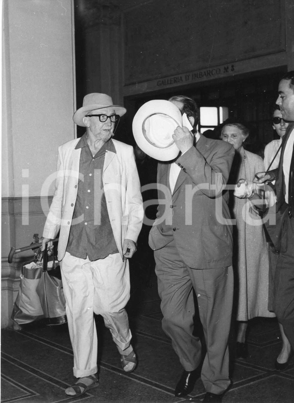 Fotografia d epoca originale 1958 GENOVA Poeta Ezra POUND sbarca da t/n Cristoforo Colombo 2 Foto 18x24 1