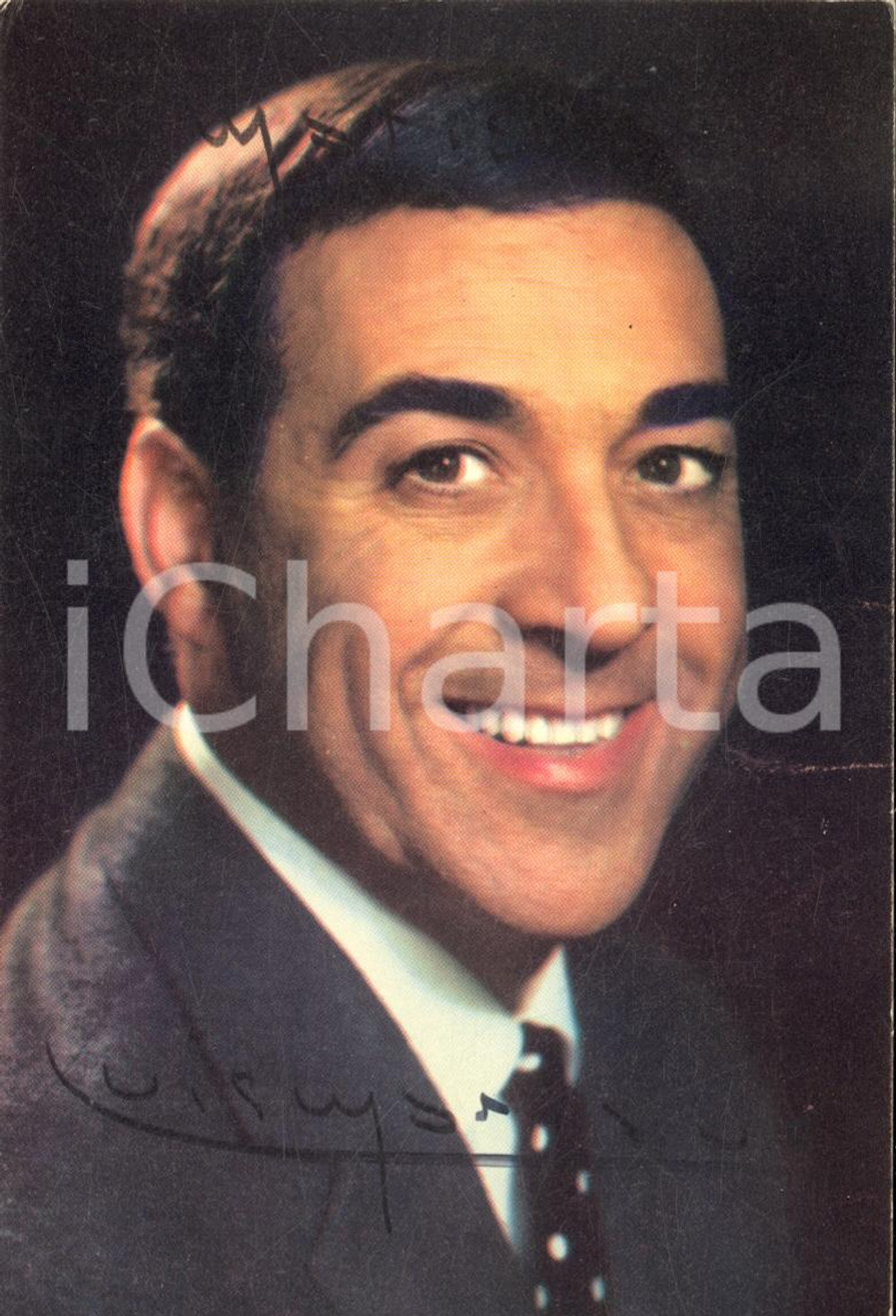 1965 ca Cantante Luis MARIANO - AUTOGRAFO su foto seriale EMI 10x15 cm  Fotografia seriale, pubblicitaria EMI, con dedica autografa.CONDIZIONI: GFORMATO: 10x15 cm    originale e autentica 1