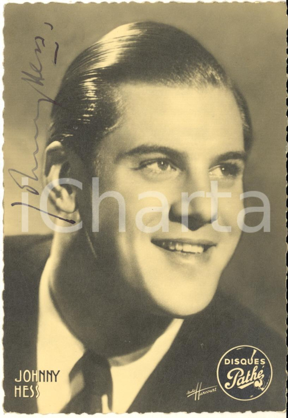 1945 ca Cantante Johnny HESS - AUTOGRAFO su foto seriale HARCOURT - PATHE' 10x15  Fotografia seriale con dedica autografa.Pubblicit&agrave; Path&eacute; al verso, con i successi di Johnny Hess.CONDIZIONI: GFORMATO: 10x15 cm    originale e autentica 1