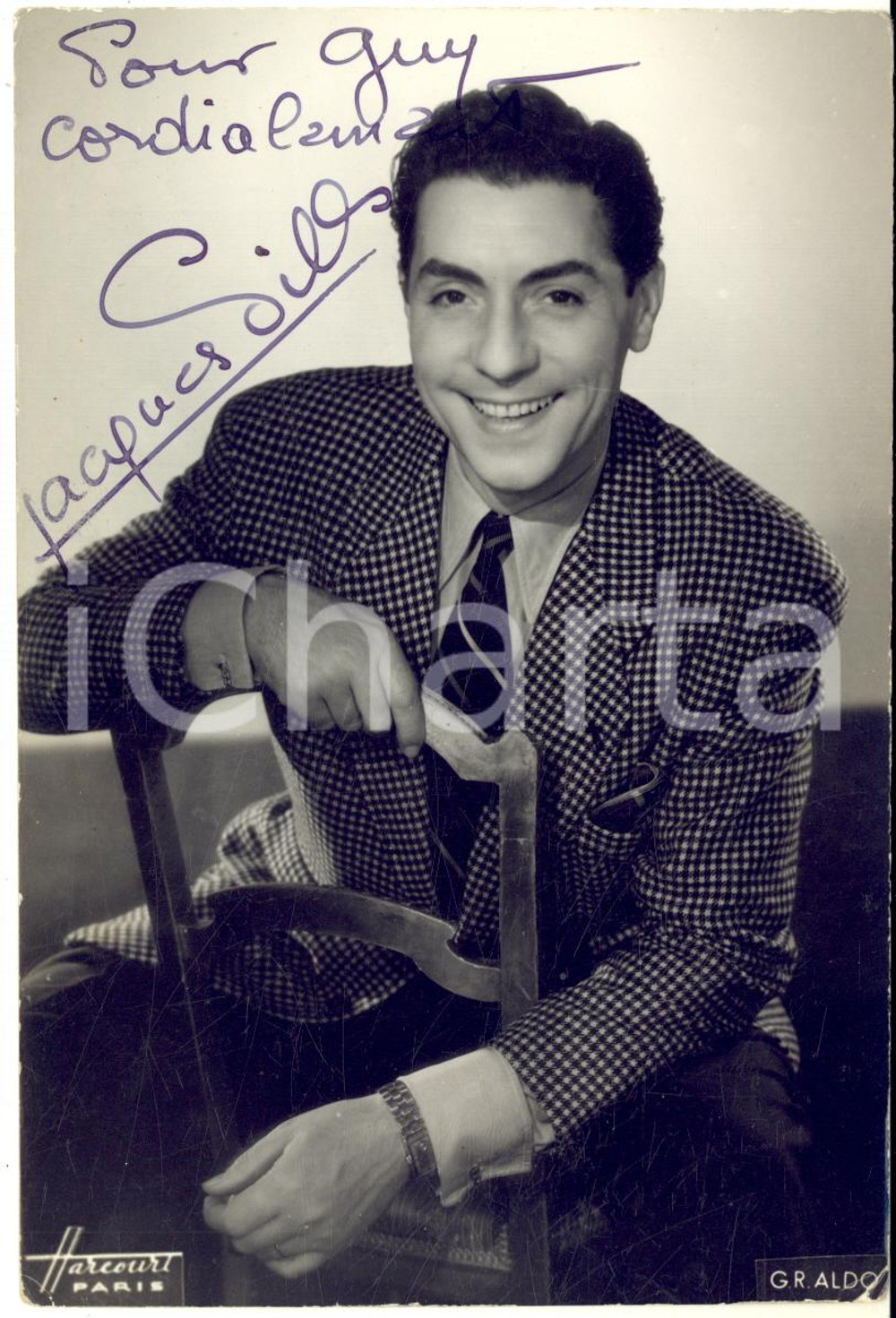 1946 Cantante Jacques PILLS - AUTOGRAFO su foto seriale HARCOURT - 10x15 cm  Fotografia seriale con dedica autografa.CONDIZIONI: FAIR (minime piegature e impressioni)FORMATO: 10x15 cm    originale e autentica 1