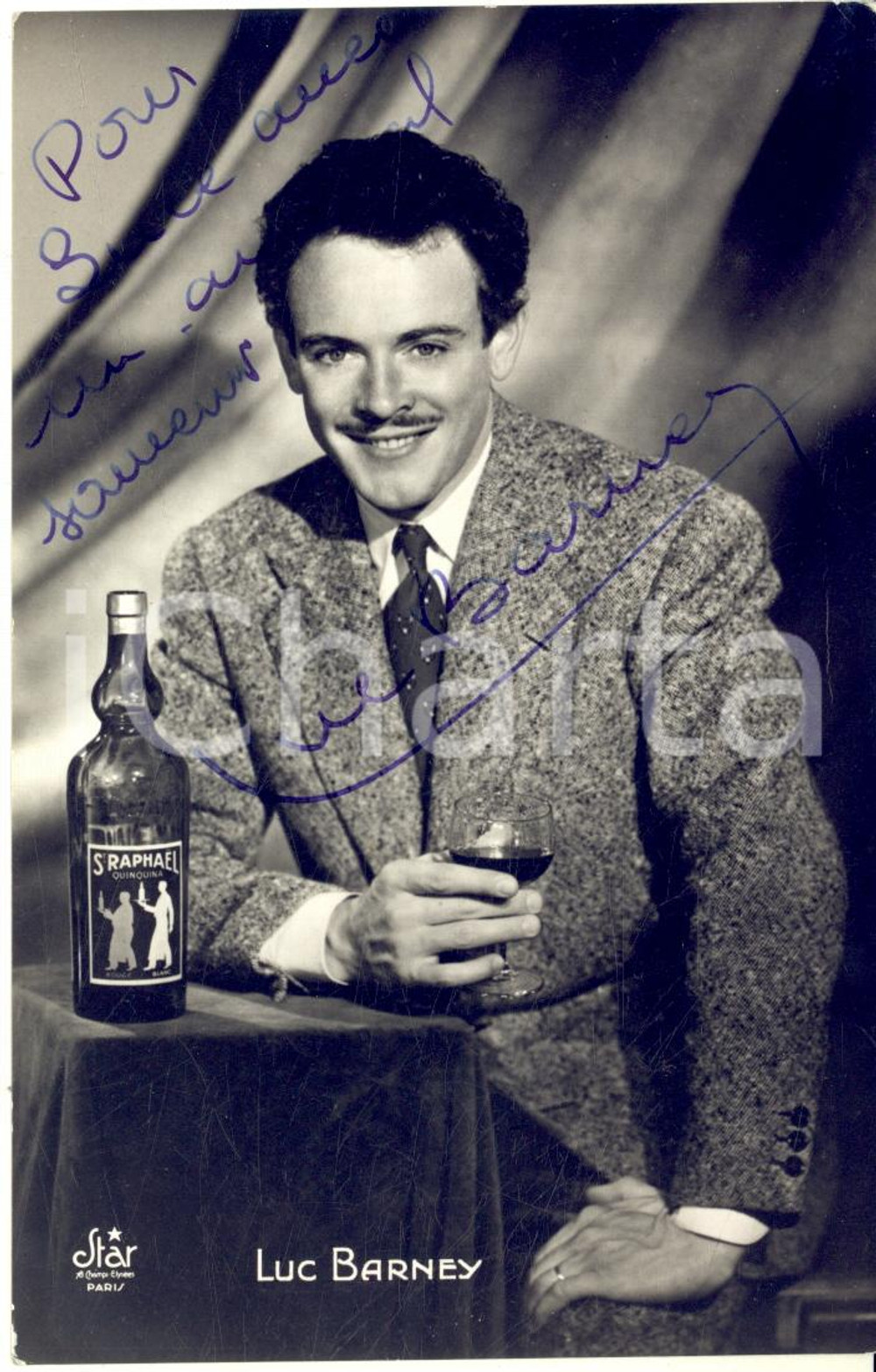 1950 ca Cantante Luc BARNEY con St. RAPHAEL Quinquina *AUTOGRAFO su foto seriale  Fotografia seriale, in formato cartolina postale, con dedica autografa.CONDIZIONI: FAIR (lievi piegature)FORMATO: 9x14 cm    originale e autentica 1