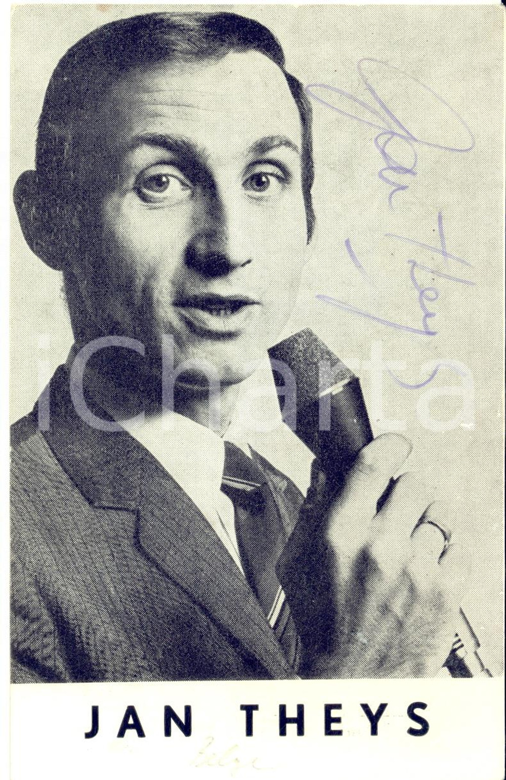 1967 Cantante Jan THEYS - AUTOGRAFO su foto seriale pubblicitaria 10x15 cm  Fotografia seriale, in formato cartolina postale, con dedica autografa.CONDIZIONI: FAIR (lievi piegature)FORMATO: 10x15 cm    originale e autentica 1