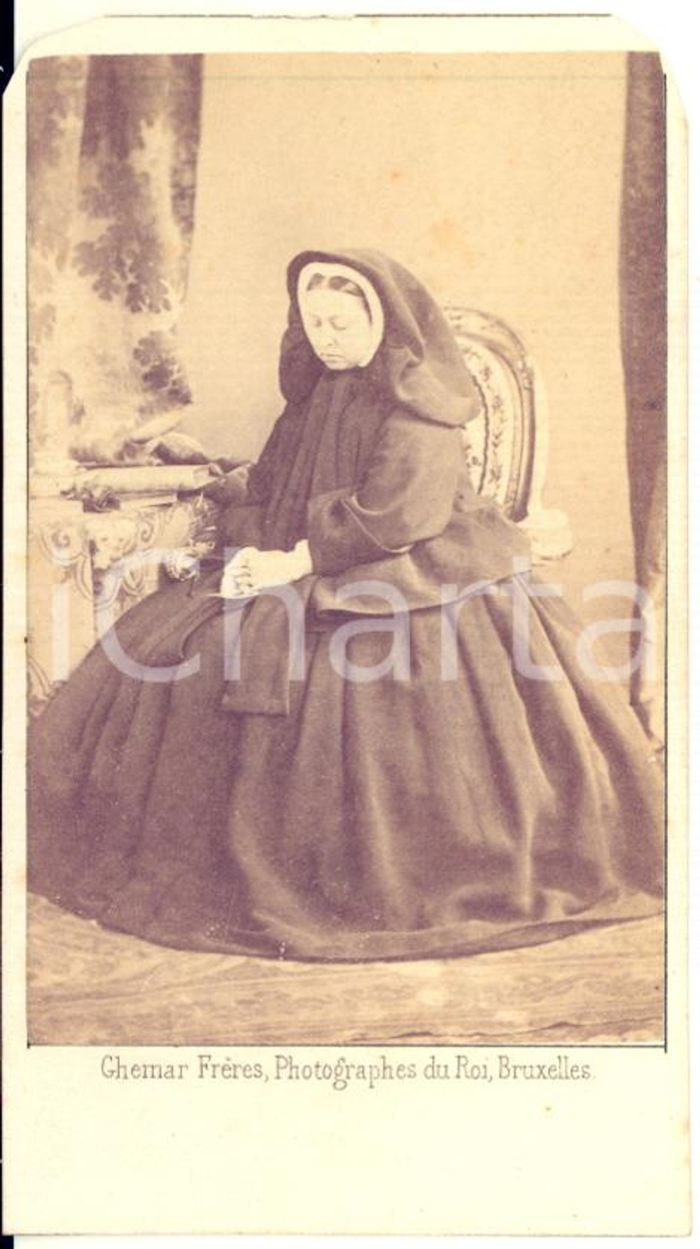 1862 BRUSSELS Queen Victoria - Portrait - Photo albumen CDV GHEMAR Frères  Fotografia originale d'epoca.FOTOGRAFO: Ghemar Fr&egrave;res - BruxellesCONDIZIONI: G (ma i margini superiori sono arrotondati per  l'inserimento in un album)FORMATO: CDV    originale e autentica 1