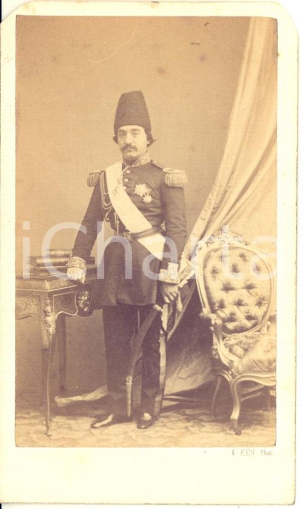 1860 ca Portrait  de l' Ambassadeur de PERSE - Photo CDV A. KEN PARIS  Fotografia originale d'epoca con didascalia manoscritta al verso.FOTOGRAFO: A. Ken - Paris, Boulevard Montmartre 10CONDIZIONI: G (ma angoli superiori arrotondati ai fini dell'inserimento in album)FORMATO: CDV    originale e autentica 1
