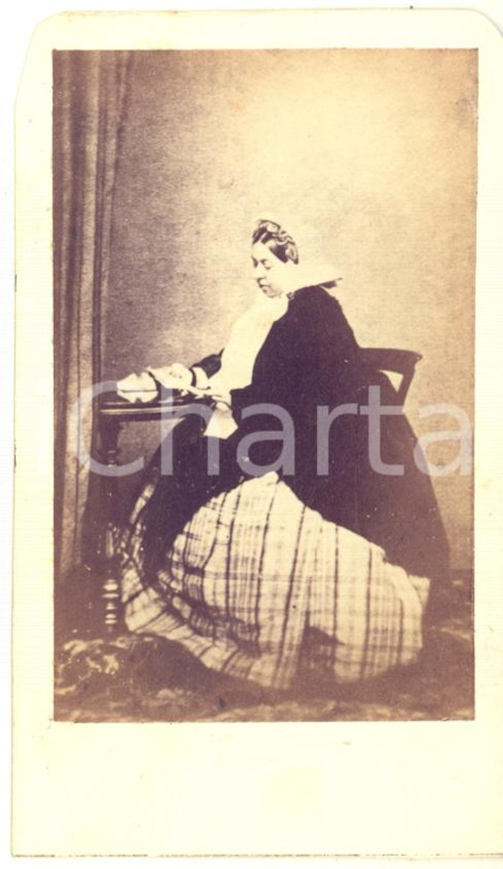 1860 Queen Victoria sitting at a table - Portrait - Vintage photo albumen CDV  Fotografia originale d'epoca.CONDIZIONI: G (ma i margini superiori sono arrotondati per  l'inserimento in un album)FORMATO: CDV    originale e autentica 1