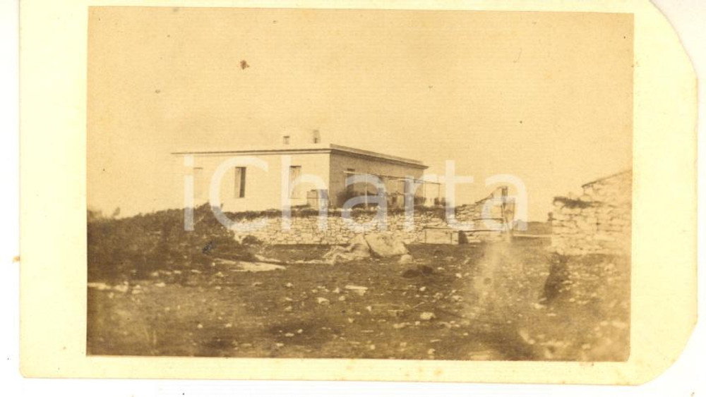 1890 ca CAPRERA Veduta della casa di Giuseppe GARIBALDI - Foto vintage CDV  Fotografia originale d'epoca.CONDIZIONI: FAIR (angoli arrotondati per l'inserimento in un album)FORMATO: CDV    originale e autentica 1