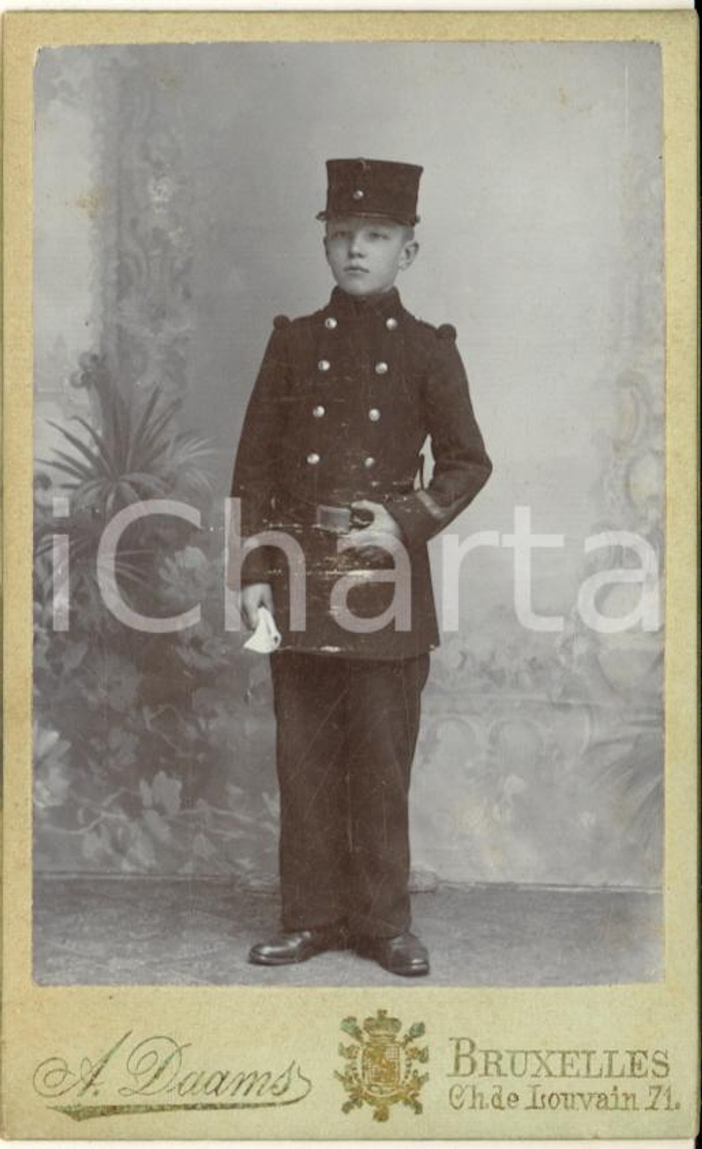 1900 ca BRUXELLES Ritratto di bambino in divisa da collegiale *Foto A. DAAMS CDV  Fotografia originale d'epoca.FOTOGRAFO: Ad&egrave;le Daams - BruxellesCONDIZIONI: FAIR (lievi abrasioni superficiali)FORMATO: CDV    originale e autentica 1