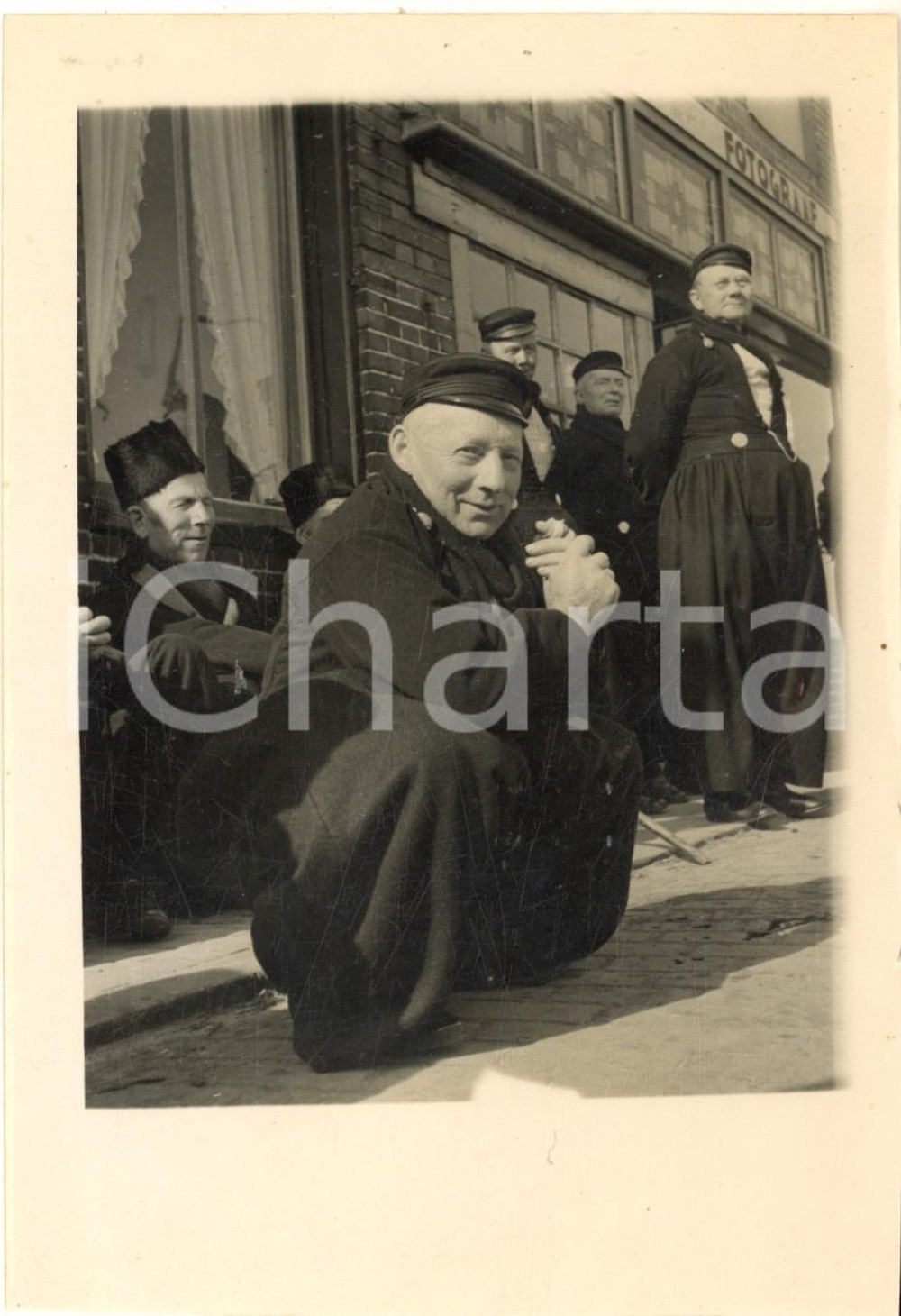 1950 ca LISSE (NETHERLANDS) Men dressed up for celebrations of the Bulb Season  Fotografia originale con didascalia coeva al verso.CONDIZIONI: FAIR (lievi sbrecciature al lato destro e minimi fori al margine superiore)FORMATO: 12x17 cm    originale e autentica 1